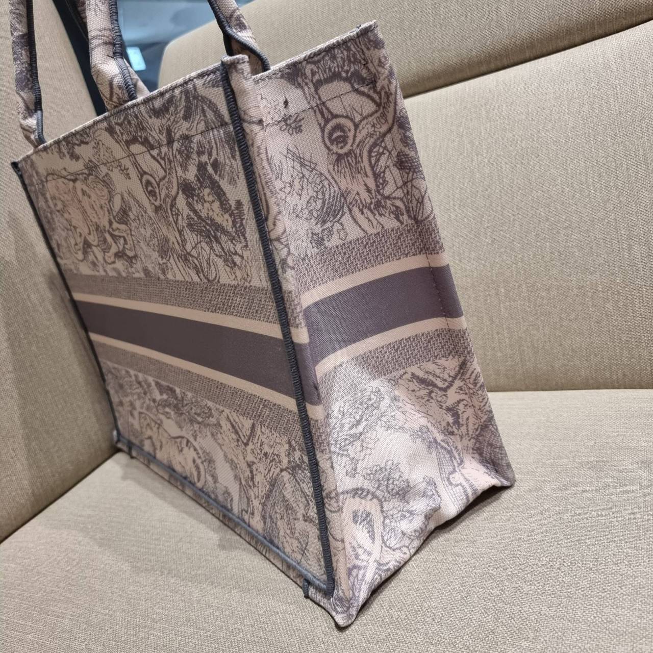 VIP 】HOT ARRIVAL!! DIOR CD SHOPPING BAG WITH GWP กระเป๋าทรงช้อปปิ้งใบใหญ่ จุใจ!! พรีเมี่ยมกิ๊ฟรุ่นดับเบิ้ลฮอต ดีไซน์คลาสสิควินเทจ สวยหรู วัสดุผ้าแคนวาสลายกราฟฟิค ภายในโล่งกว้างมากๆ ใส่ของจุสุดๆ โน้ตบุ้ค ไอแพด กระเป๋าสตางค์ มือถือ หรือเสื้อผ้ายังได้ สะพายค