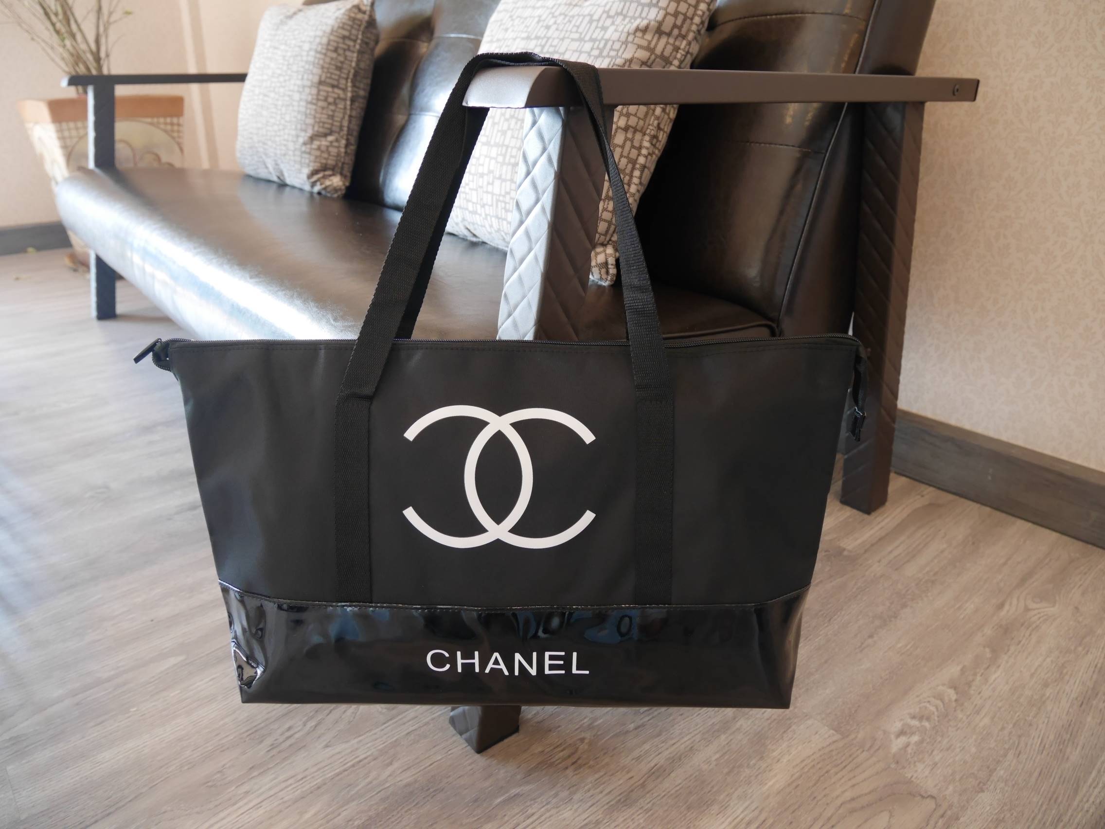 New! กระเป๋าใบใหญ่ทรง Tote จากแบรนด์ Chanel VIP gift Bag ของแท้ 100% ทำจากผ้าหนา Polyester ฐานล่างกระเป๋าทำจากหนังแก้วผิวมันเงา สวยหรู สกรีนโลโก้ชาแนลหน้าหลัง หัวซิปปั้มโลโก้ ด้านในเป็นช่องกว้าง และมีอีกหนึ่งช่องเก็บของ รุ่นนี้สะพายไหล่ สวยมาก น้ำหนักเบา