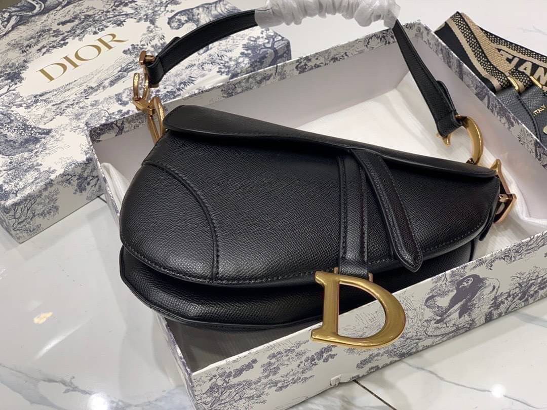 หนังแท้ DIOR SADDLE BAG Black Goatskin กระเป๋ารุ่นยอดนิยมตามแบบฉบับแบรนด์ งานทอลายคมชัด ใช้งานได้ 2 แบบ สะพายยาว CROSSBODY และสายสั้นถือได้เก๋ๆ ลุคนี้คูลสุดๆ เลยค่าา ภาพถ่ายจากสินค้าจริง! สวยมาก พร้อมส่งที่ไทยราคาสุดคุ้ม สาวๆ ห้ามพลาดค่ะ!
