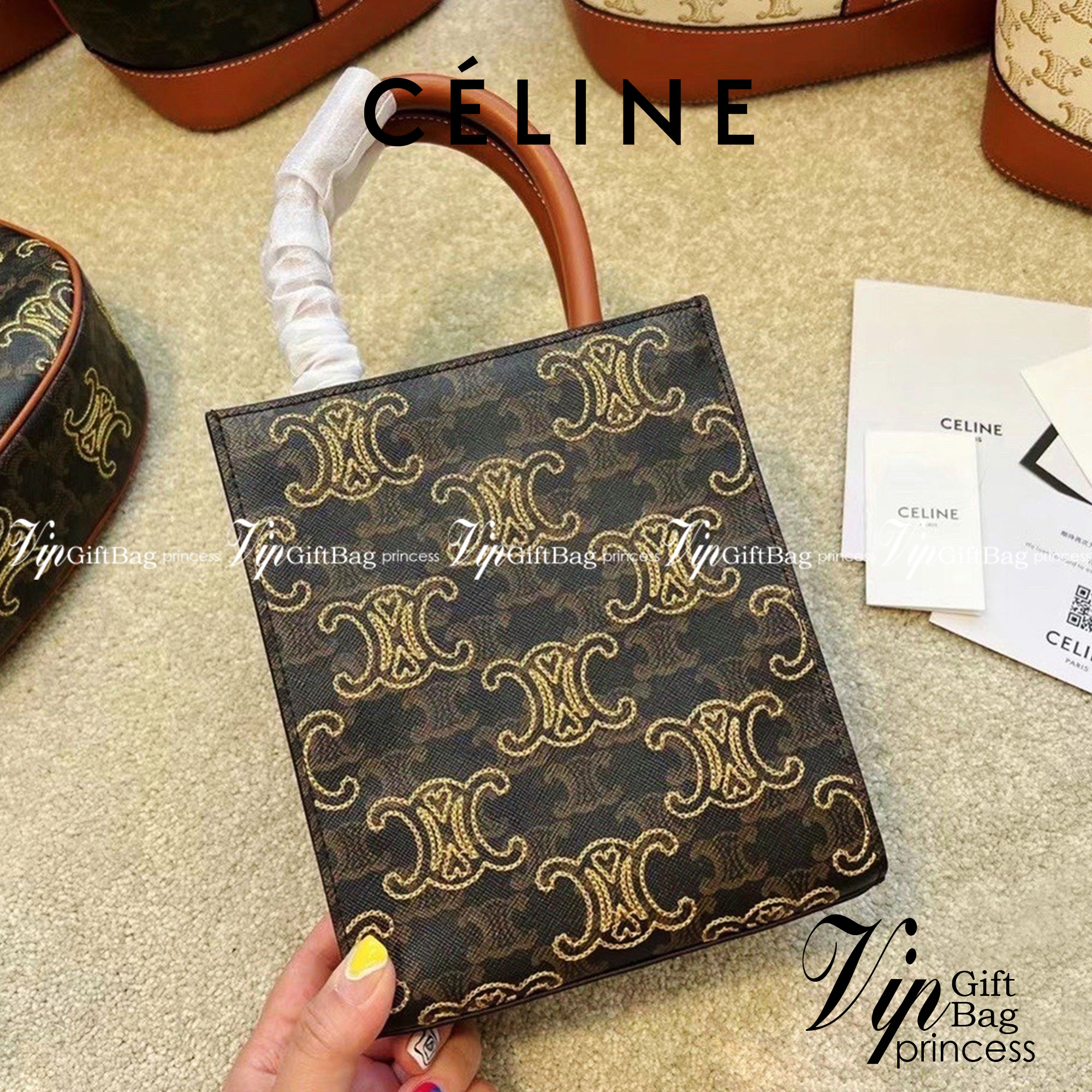 CELINE MINI HAND CARRY AND CROSSBODY BAG / CELINE MINI VERTICAL / Celine mini tote วัสดุ COATED CANVAS กระเป๋าสะพาย ทรงtote ใบเล็ก ทรงนี้คือทรงสุดฮิตใช้งานง่าย งานปั้มแบรนด์ทุกจุด ดีไซน์ทรงเหลี่ยมสวยหรูสุดคลาสสิคในสไตล์สาว Lisa ภายในโล่งกว้างใส่กระเป๋าสตา