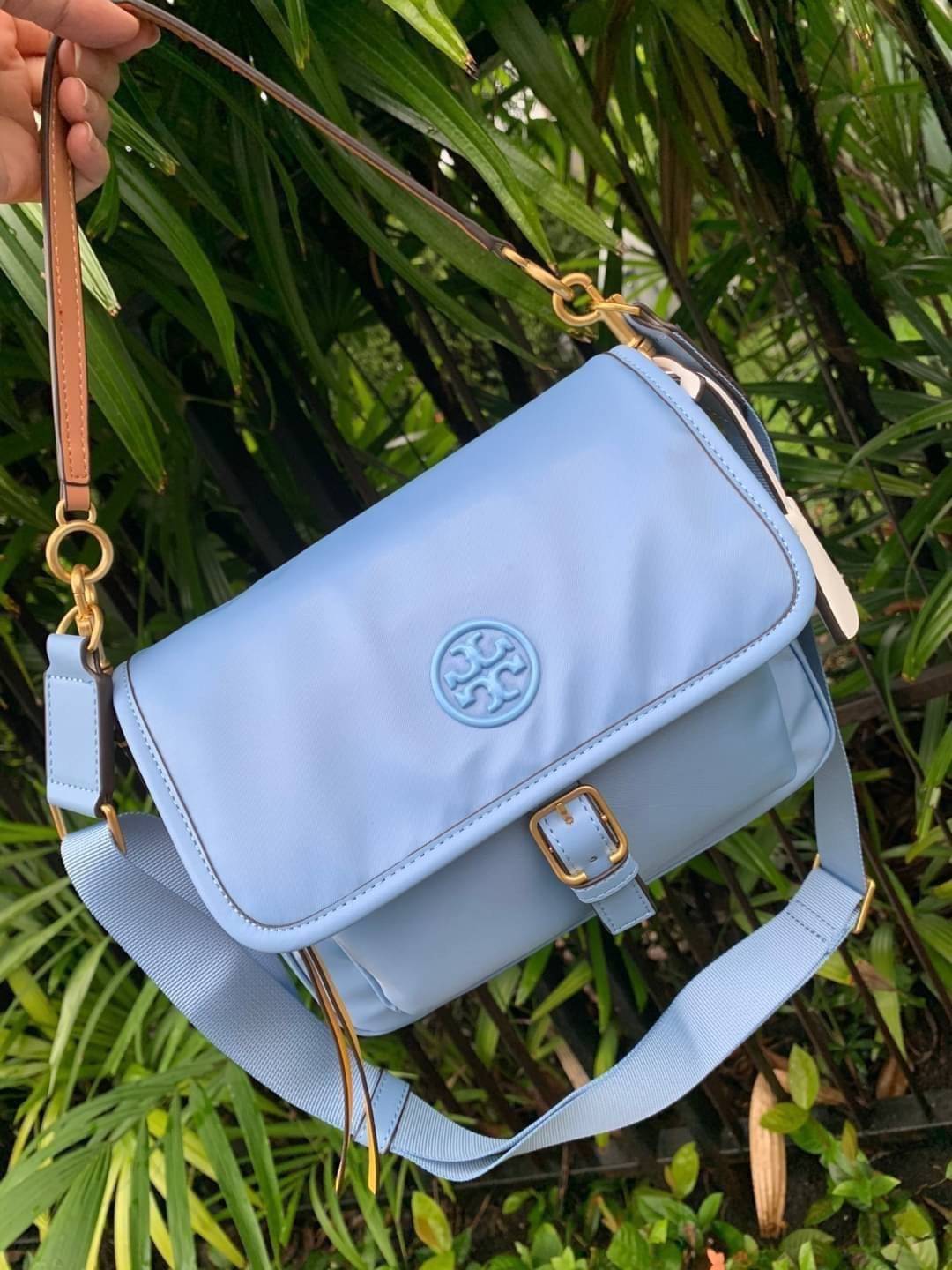 ของแท้ 💯% Tory Burch logo patch satchel bag อีกหนึ่งแบรนด์ดังจากนิวยอร์ก ที่เหล่าดาราเซเลปใช้กันทั่วโลก ด้วยดีไซน์ที่เป็นเอกลักษณ์ เข้ากับยุคสมัย วัสดุ Nylon waterproof ที่แข็งแรงและทนทาน