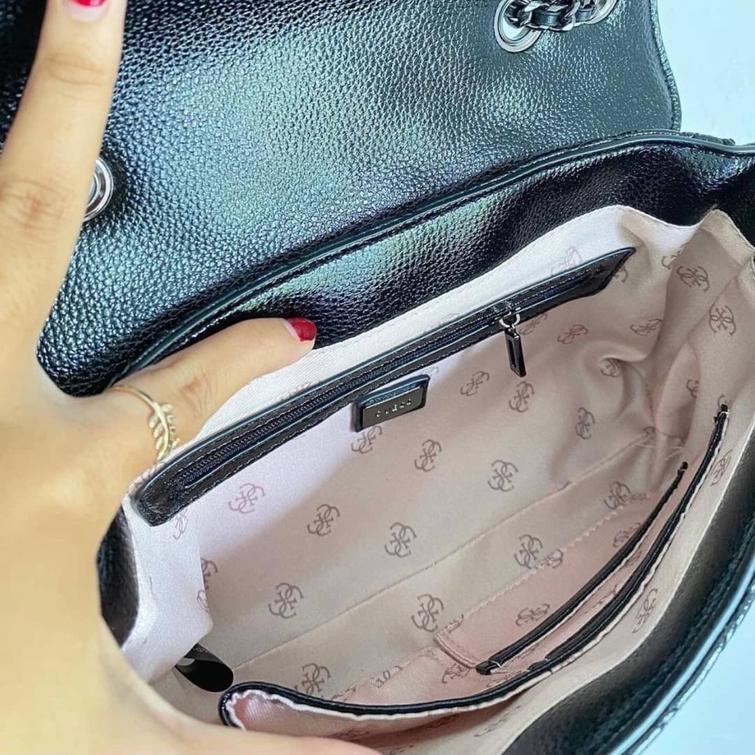 Guess Crossbody กระเป๋าสะพายรุ่นใหม่จาก Guess factory สไตล์แบรนด์ดัง รุ่นนี้สามารถสะพายได้ทั้งสายคู่และสายเดี่ยว สายสะพายโซ่ต่อหนังไม่เจ็บบ่า