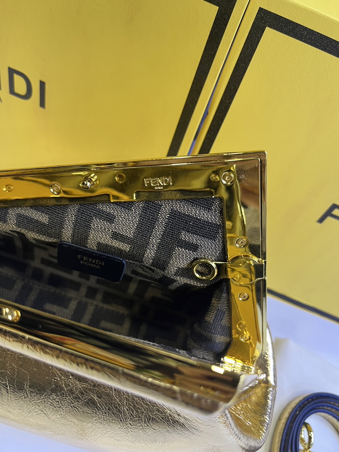 พร้อมส่ง 6 สี FENDI First Midi bag กระเป๋าทรงคลัชมาพร้อมสายสะพาย รูปลักษณ์สวยงามทันสมัย 🧡 เกรดออริจินอล 1:1 สลับแท้ ใช้งานต่างประเทศได้