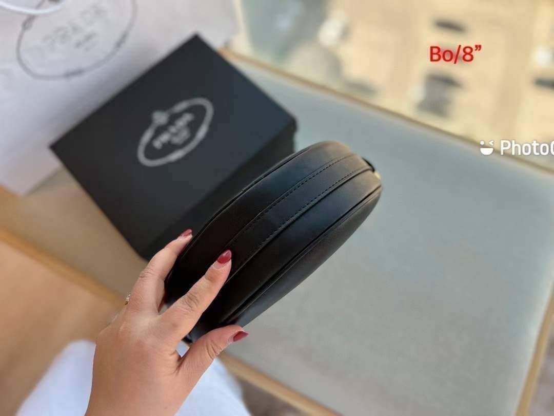 PRADA HOBO LEATHER SHOULDER BAG ฮอตไอเท็ม กระเป๋าถือ/สะพาย ทรงโฮโบ สวยผู้ดี ใช้งานง่าย โดดเด่นด้วยโลโก้สีทอง เปิด-ปิดด้วยซิป มีหูหิ้วในตัว ภายในเป็นช่องโล่ง ใส่ของสำคัญได้สบายๆ บอกเลยห้ามพลาดจ้า