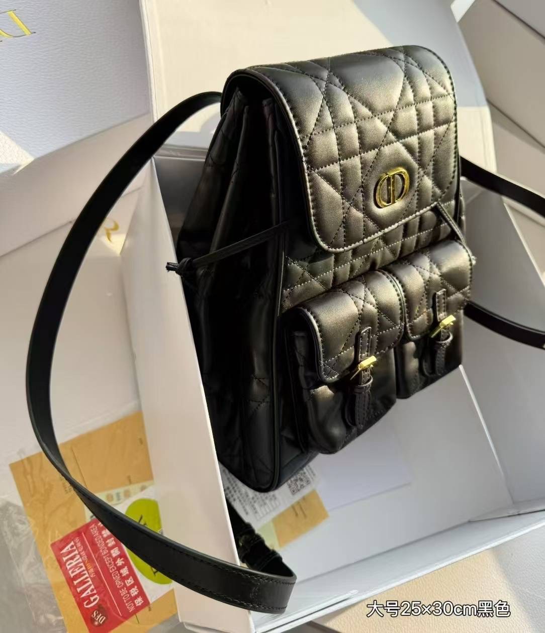 DIOR Medium Caro Backpack กระเป๋าเป้ไซส์กลาง ขนาดกำลังดีน่าใช้ หนังสวยเกินเรื่องมากๆ สัมผัสนิ่ม หรูหรา หูจับในตัวดีไซน์โค้งมนอะไหล่ทองสวยโดดเด่นไม่เหมือนใคร