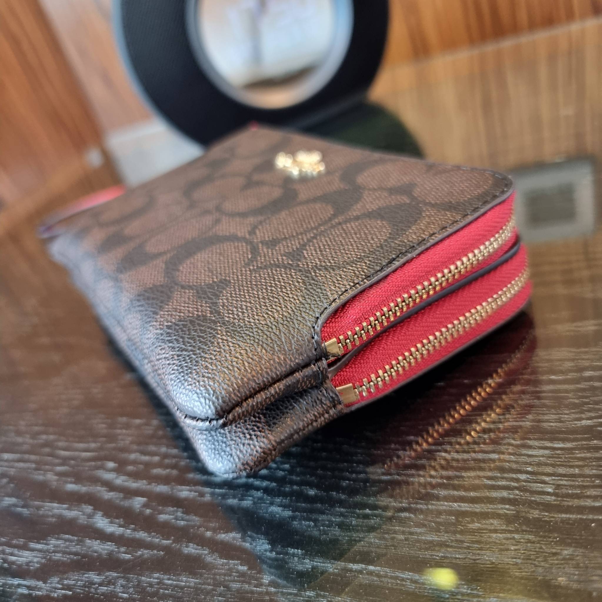 COACH F87591 DOUBLE CORNER ZIP WALLET IN SIGNATURE COATED CANVAS คล้องมือรุ่น 2 ซิป!! มาแล้วจ้า 🌟🤗 ไซส์นี้คือเหมาะมือจริงๆ พกง่ายเช่นเคย ไม่ต้องกังวลว่าจะเกะกะหรือกินพื้นที่กระเป๋าหลัก วัสดุหนังแคนวาสเคลือบลาย มีช่องหลักแยก 2 ช่อง ภายในบุผ