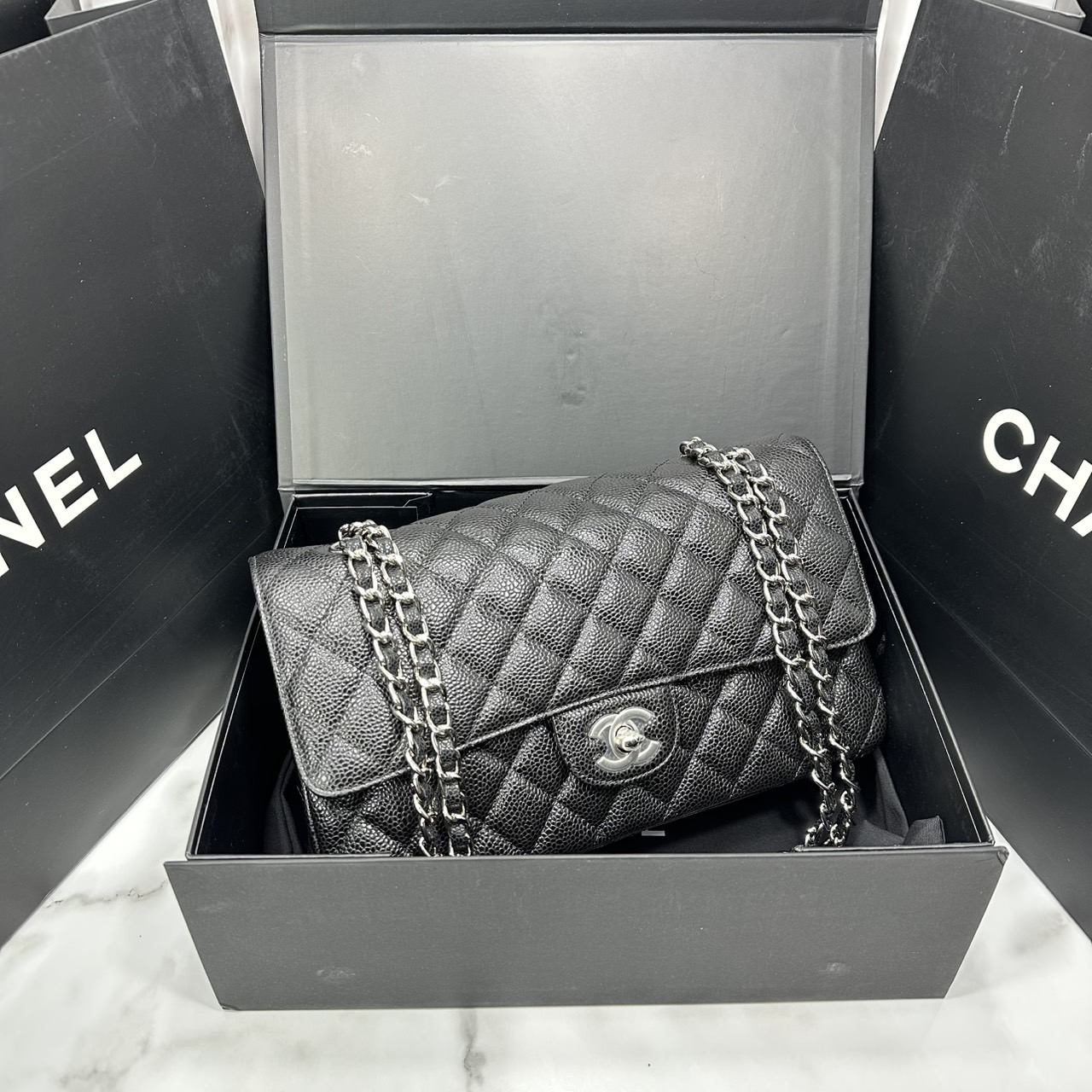 ORI หนังแท้ | ORI หนังแท้ | CHANEL Classic 25cm shoulder bag กระเป๋าสะพายรุ่นยอดนิยม หรูหราระดับตำนาน สวยงามเหนือกาลเวลา