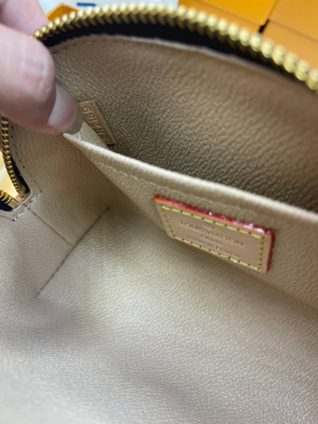 หนังแท้ LOUIS VUITTON COSMETIC POUCH Monogram พร้อมส่งที่ไทย กระเป๋าใส่เครื่องสำอางขนาดกะทัดรัดนี้ในผ้าใบ Monogram สามารถใส่ลงในกระเป๋าถือหรือกระเป๋าเดินทางได้อย่างง่ายดาย รูปร่างกลมและฐานแบนช่วยให้เข้าถึงผลิตภัณฑ์ขนาดเล็กได้