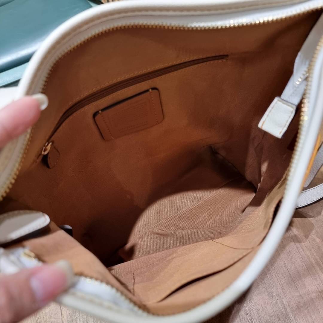 OUTLET 】COACH C4112 COACHxPEANUTS VAL DUFFLE IN SIGNATURE CANVAS WITH VARSITY PATCHES ใหม่ล่าสุด กระเป๋าทรงดัฟเฟิล ที่มาพร้อมเหล่าผองเพื่อนสนูปพี สวยมีเอกลักษณ์ ทรงกระเป๋าไม่ซ้ำใคร แถมยังใส่ของได้จุใจไปอีก วัสดุหนังแคนวาสคุณภาพดี ด้านหลังมีช่องซิป กระเป๋า