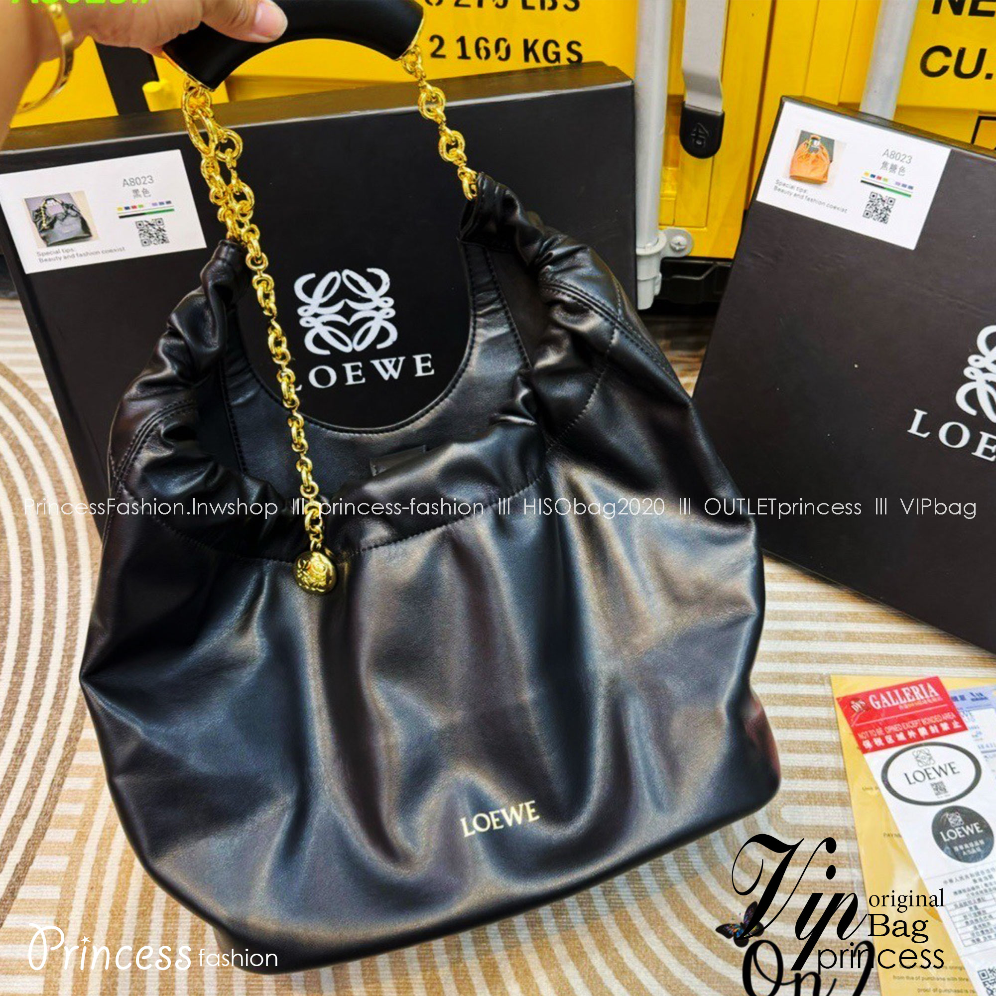 LOEWE Medium Squeeze bag in nappa กระเป๋าสะพายคอลใหม่ ดีไซน์เก๋เรียบหรูงานสวยทั้งภายนอกและภายใน ขึ้นแบบจากงานจริง เป๊ะสุด ปั้มทุกจุด งานจริงสวยทุกมุมเป๊ะปังมากค่ะ