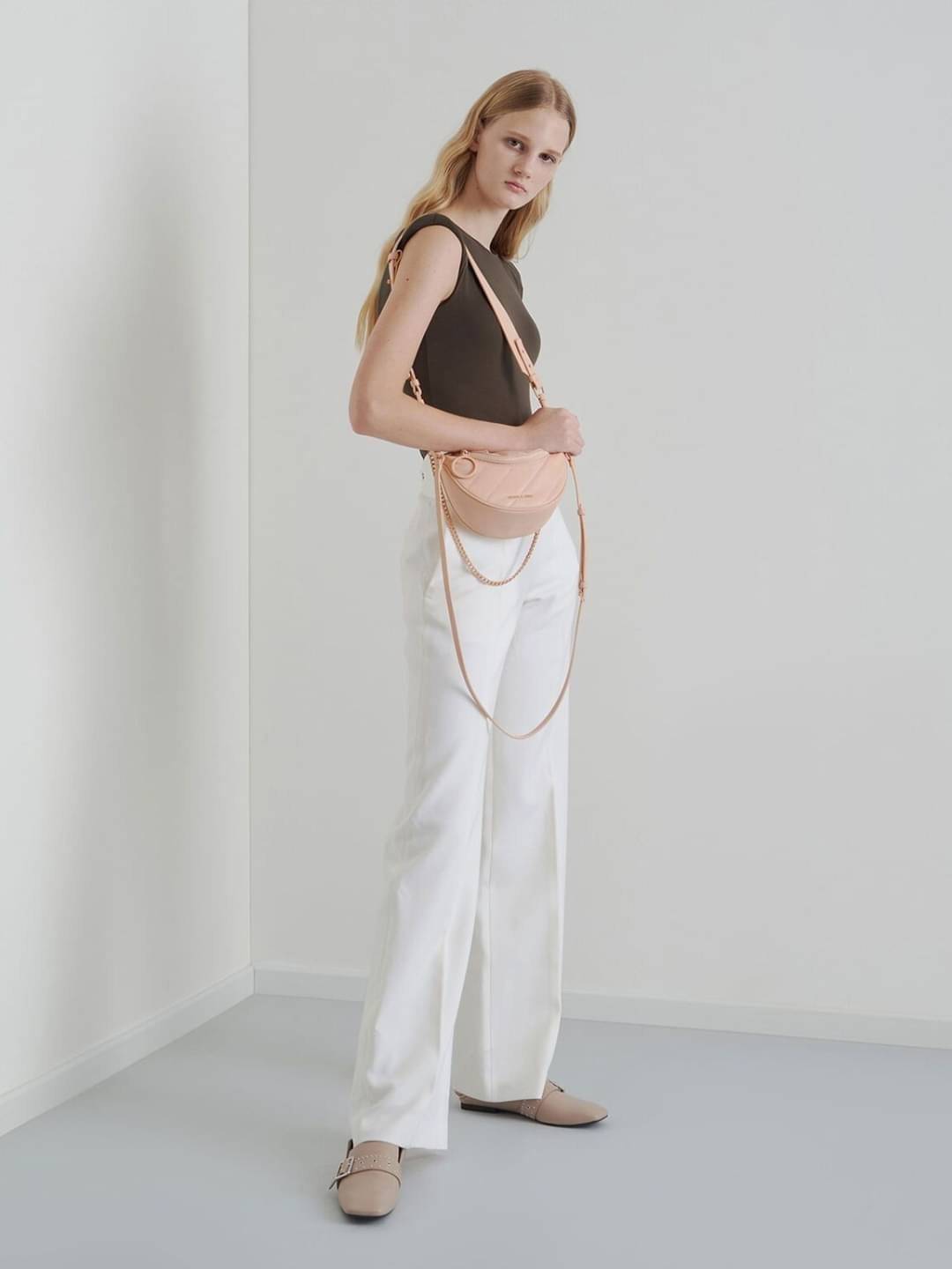 Charles & Keith Half Moon Crossbody Bag กระเป๋าคาดอก/ถือ/สะพาย สวยครบจบได้ในใบเดียว ใช้งานได้หลากหลาย เก๋มากๆ ด้านหน้าปั๊มโลโก้แบรนด์ เปิดปิดแบบซิปคู่ ด้านในจุของได้พอสมควรเลย มีช่องใส่การ์ด 3 ช่อง สามารถใส่ IPhone pro max /ของจุกจิกได้อีก รุ่นนี้จะมีสายส