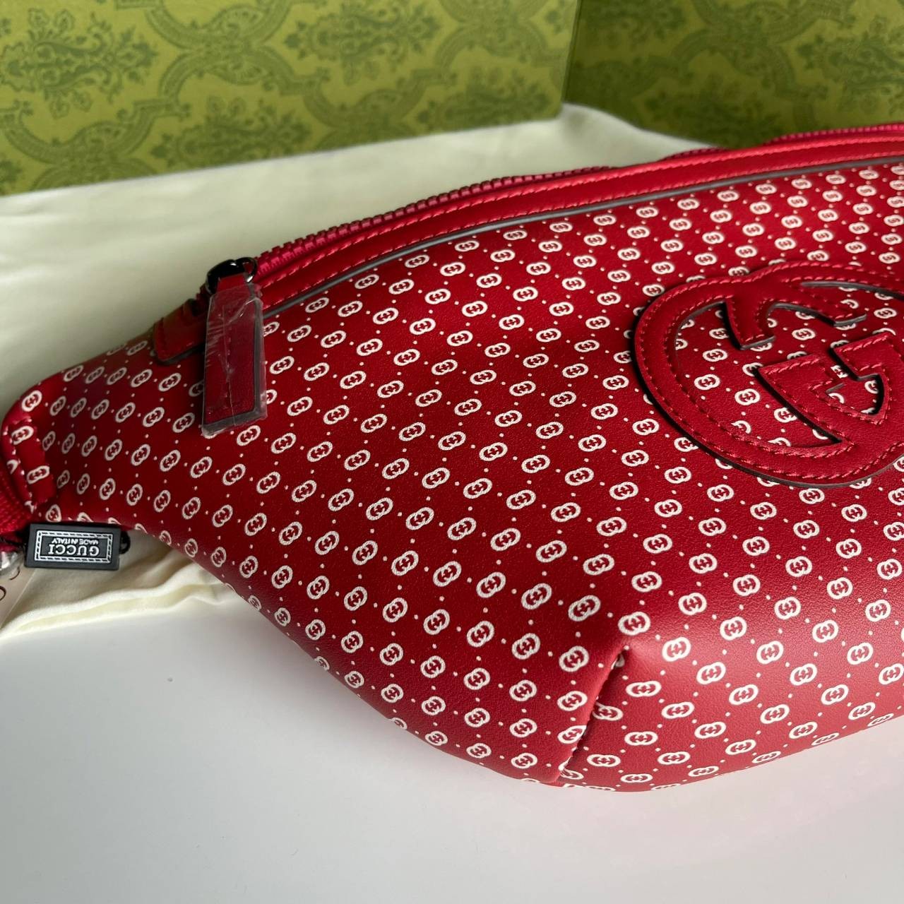 หนังแท้ GUCCI BELT BAG / GG BELT BAG RED กระเป๋าคาดอก/คาดเอว รุ่น Unisex ใช้ได้ทั้งหญิงชาย ภายในเป็นช่องโล่งกว้าง ใบใหญ่ขนาดมาตรฐานจุของได้เยอะ สายสะพายปรับได้ตามตัว ใบจริงเห็นแล้วหลงรัก คุ้มค่าที่สุด อีกรุ่นหนึ่งที่หลายคนตามหา งานออริสวยมาก ทำจากหนังแท้ 