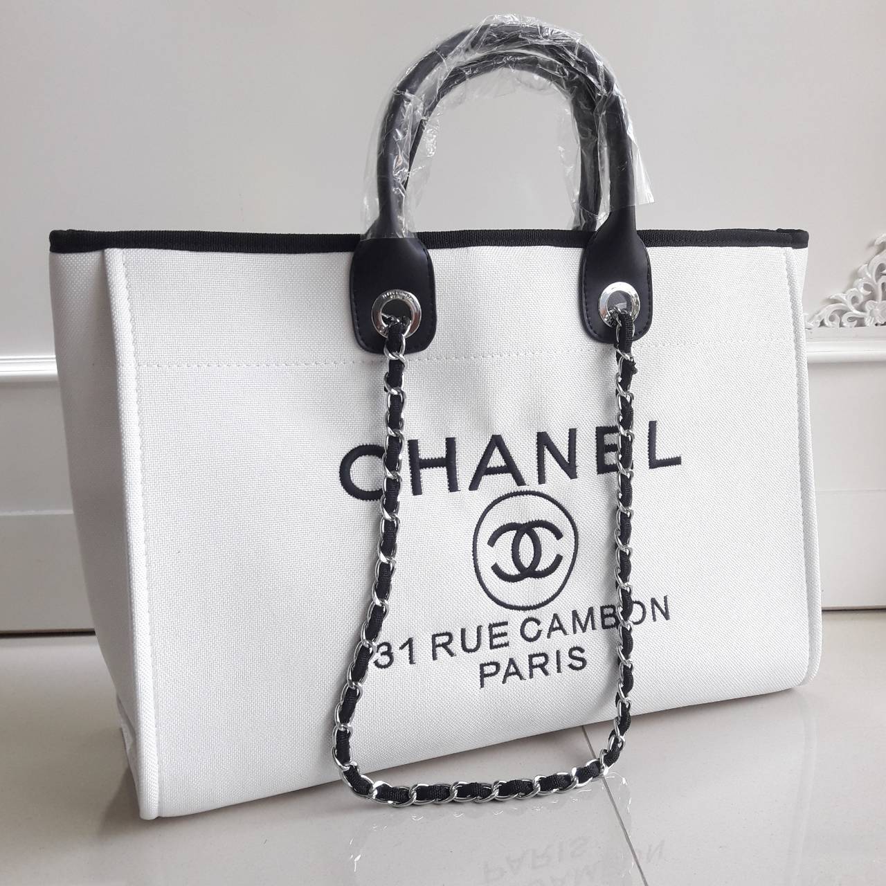 รุ่นใหม่ล่าสุด!! ที่สาวๆรอคอย Chanel tote canvas bag จากงานพรีเมี่ยม VIP GIFT รุ่นดังเลยค้า Size ใหญ่อลัง บอกเลยว่า **งานดีที่สุด ตัวกระเป๋า กระเป๋าผ้าเป็นผ้า canvas เนื้อดีสมราคา สัมผัส นุ่มลื่นมือมากกกก อะไหล่เงินปั้มแบรนด์แท้ทั้งใบ ด้านหน้าปัก logo แบร