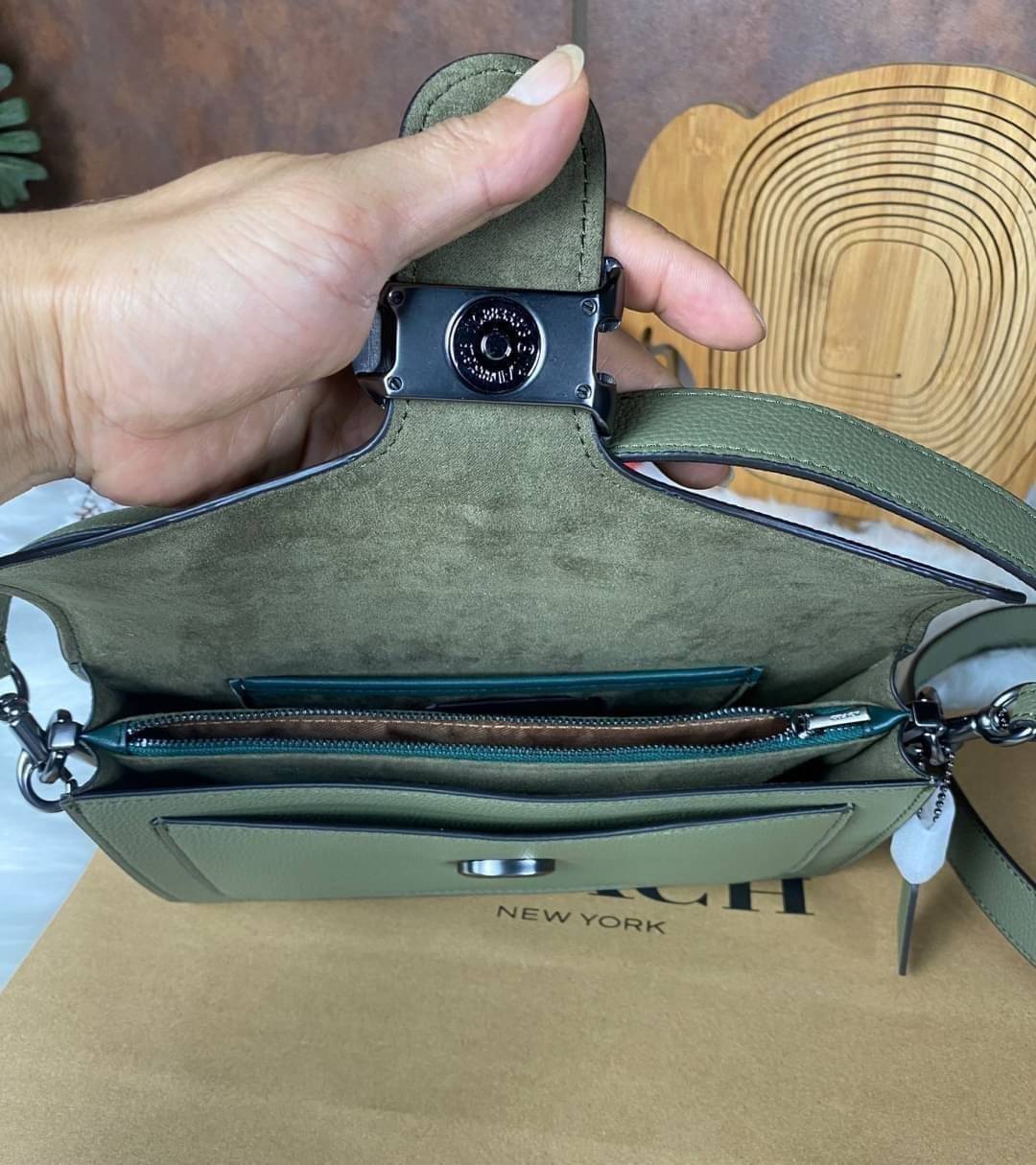 COACH TABBY SHOULDER BAG 26 ((73995)) พัฒนามากจากกระเป๋า Coach รุ่นดังยุค 1970 ทำจากผ้า Canvas เคลือบลายซิกเนเจอร์ หนังลายกรวดและหนังกลับ ด้วยวัสดุคลาสสิค มากับสายที่ถอดได้ถึง 2 สาย ไม่ว่าจะเป็นสายหิ้วหรือสายสะพาย หนังลายกรวดและหนังลูกวัวแบบเนื้อละเอียด แ