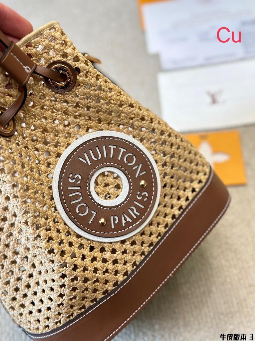 LV Noé BB Raffia bag 9" / LV Bucket Bag กระเป๋าสานทรงบัคเก็ต ดีไซน์ใหม่สุดเอ็กซ์คลูซีฟจากเส้นใยถักแบบโครเชต์ พร้อมสายสะพาย ใช้ในวันสบายๆ ผ่อนคลาย เรียบหรูดูมีสไตส์