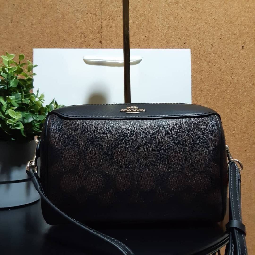 COACH BENNETT CROSSBODY IN SIGNATURE CANVAS กระเป๋าสะพายข้าง รุ่นหมอนไร้หูในตำนาน!! คัมแบคจ้า กลายเป็นรุ่นที่ตามหากันไปแล้วน้า ด้วยทรงที่คลาสสิค บวกดีไซน์เรียบแต่แฝงความหรู ใครๆก็หลงรักแหละ!! ดูออก!! วัสดุหนังแคนวาสเคลือบคุณภาพดี เปิด-ปิดด้วยซิป มาพร้อมสา