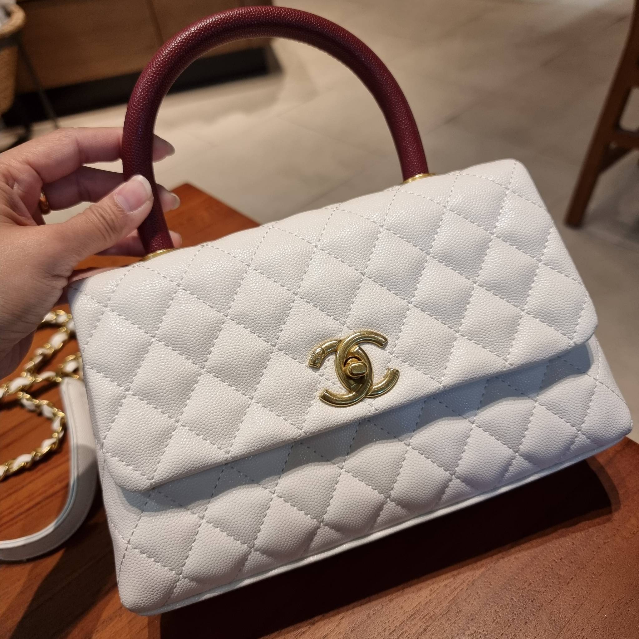 VIP 】รุ่นยอดฮิตตลอดกาล ไซส์กำลังสวย!! จากแบรนด์ Chanel กระเป๋าถือ/สะพาย หนังลายคาเวียร์ โลโก้เด่นชัด เปิด-ปิดกระเป๋าด้วยตัวบิดล็อค อะไหล่สีทองหรู ทรงสวยผู้ดี ภายในกระเป๋ามีช่องโล่งกว้างจุของได้พอสมควร มีช่องซิปแบ่งสัดส่วน ด้านหลังมีช่องเก็บของจุกจิกอีก 1 