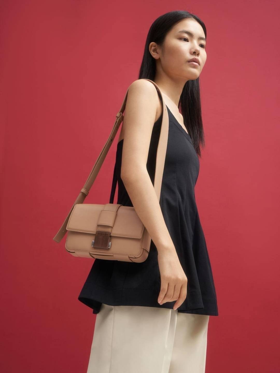 Charles & Keith Front Flap Push Lock กระเป๋าสะพายข้างทรงสวย จุดเด่นที่อะไหล่ลายไม้ตรงตัวเปิดปิด น้ำหนักเบา ด้านหลังมีช่องใส่ของได้ เปิดปิดแบบตัวกดล็อก ด้านในจุของได้พอสมควร เช่น iPhone 12 Pro Max กระเป๋าเงินใบกลาง/สั้นเป็นต้น สายสะพายยาวปรับสายได้ (ถอดสาย