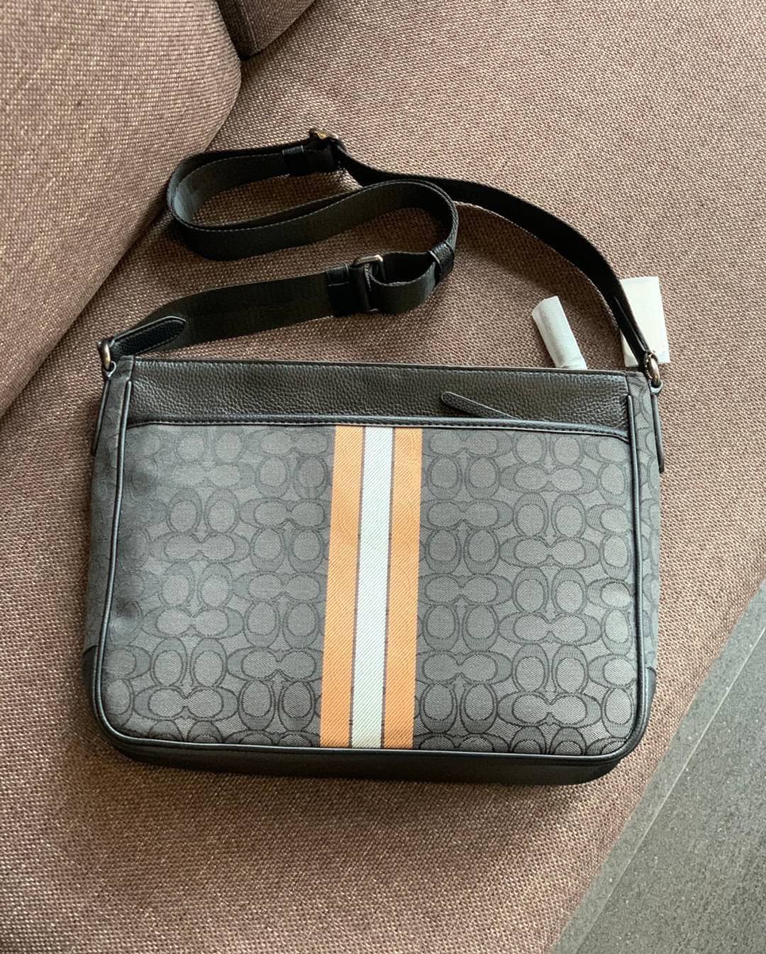 COACH THOMPSON IN SIGNATURE JACQUARD WITH VARSITY STRIPE BAG ((C5291)) พร้อมส่งที่ไทยค่ะ! กระเป๋าใส่เอกสารอเนกประสงค์ สามารถใส่A4ได้ วัสดุJacquardทอลายแบรนด์ ตัดขอบหนังแท้สวยงาม น้ำหนักบาค่ะ ด้านหน้าตัดแทบสีลงมาสวยงาม ช่องหลักเปิดปิดแบบซิป ภายในกว้างใส่สั