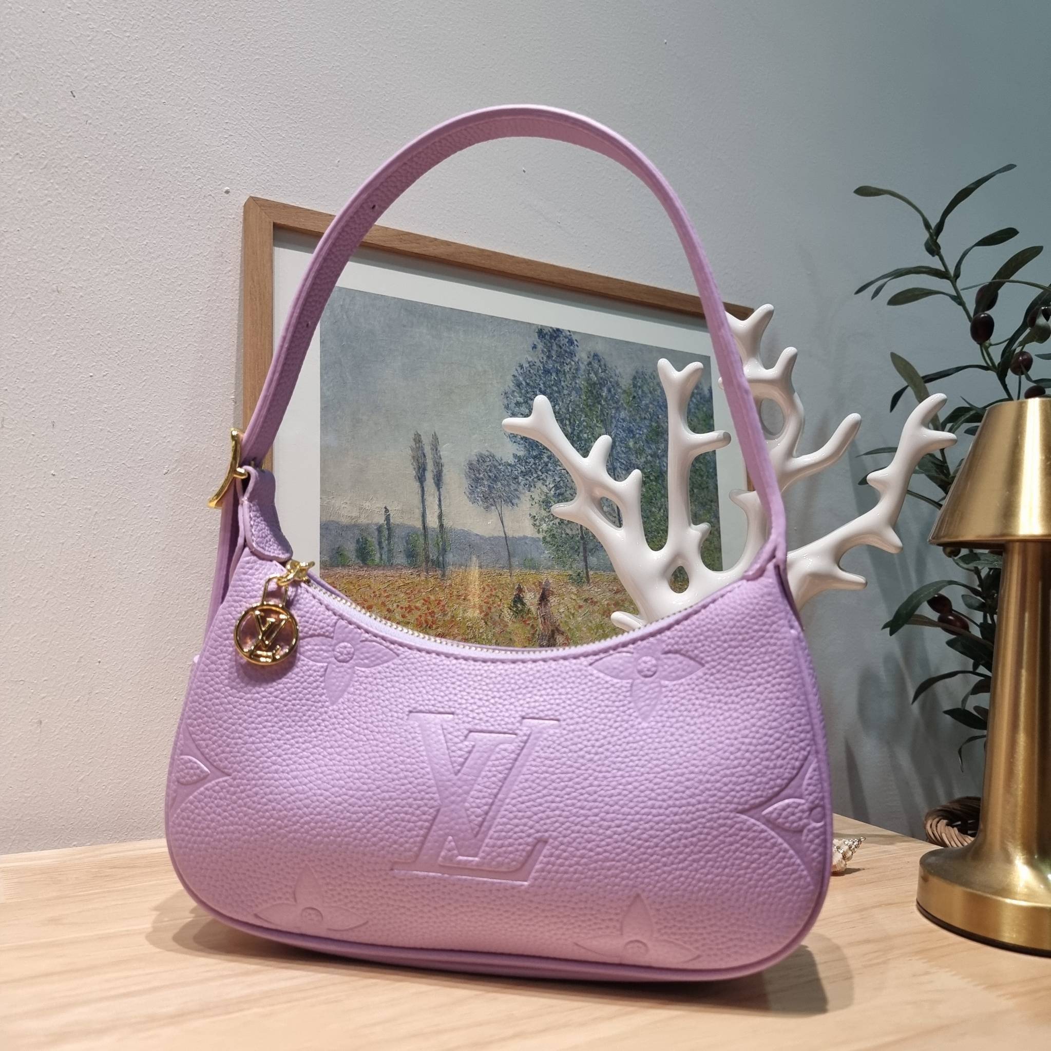 LV Mini Moon Monogram Empreinte Leather ใหม่ล่าสุด สวยสับ สวยตัวแม่ ไอเท็มเก๋ๆ ใบเดียวก็เลิศ กับกระเป๋าสะพายทรงพอช ขนาดกำลังน่ารัก พกพาง่าย รูดใช้งานสะดวกด้วยซิป ภายในเป็นช่องโล่ง มีช่องซิป ส่วนสายสะพายปรับสั้นยาวได้ตามเหมาะสม ดูดี ดูแพงทุกสี