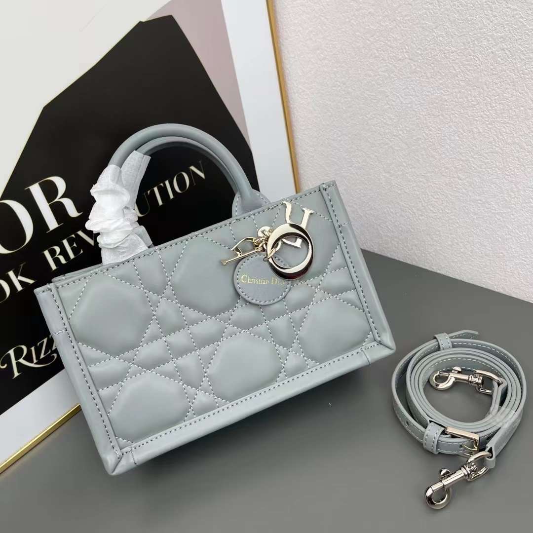 Dior mini book tote macro cannage bag กระเป๋าทรงโท้ทสุดฮิต ไซส์มินิ ดีไซน์ใหม่ หนังสวย พกพาไปไหนก็ได้ คล่องตัวและแมตช์ง่ายสุดๆ เกรดท็อปไฮเอน 1:1 ใช้งานต่างประเทศได้