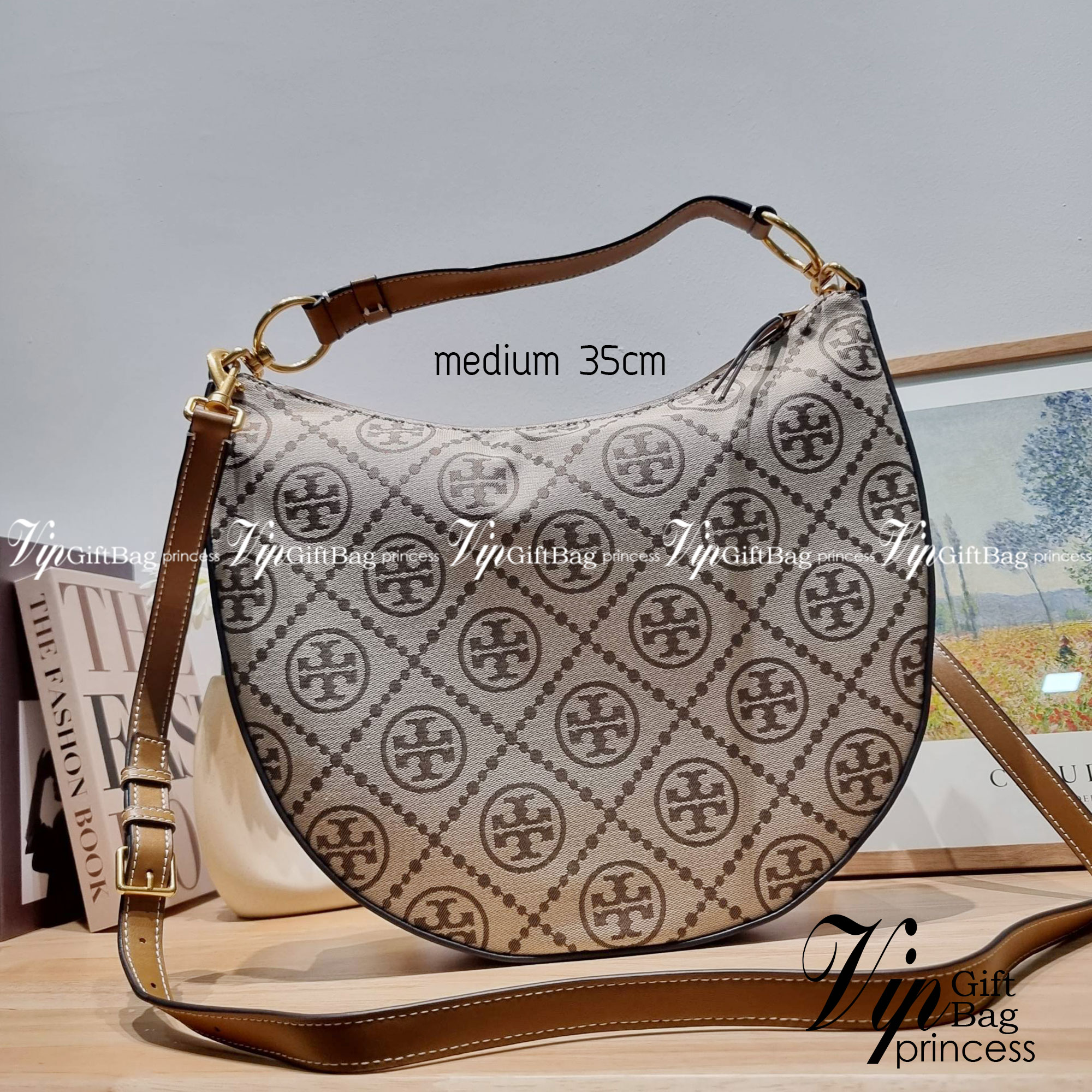 ใบใหญ่ 35cm Tory Burch T Monogram Medium Crescent Bag / TORY BURCH T MONOGRAM JACQUARD CRESCENT BAG ไซส์ใหญ่กับไอเท็มสุดร้อนแรง เซเลปรีวิวเยอะมาก!! สาวๆตามหากันไปอีก กระเป๋าทรง half moon ที่ดีไซน์บนผ้า jacquard ลวดลายซิกเนเจอร์ เรียบหรู ผู้ดีมากแม่!