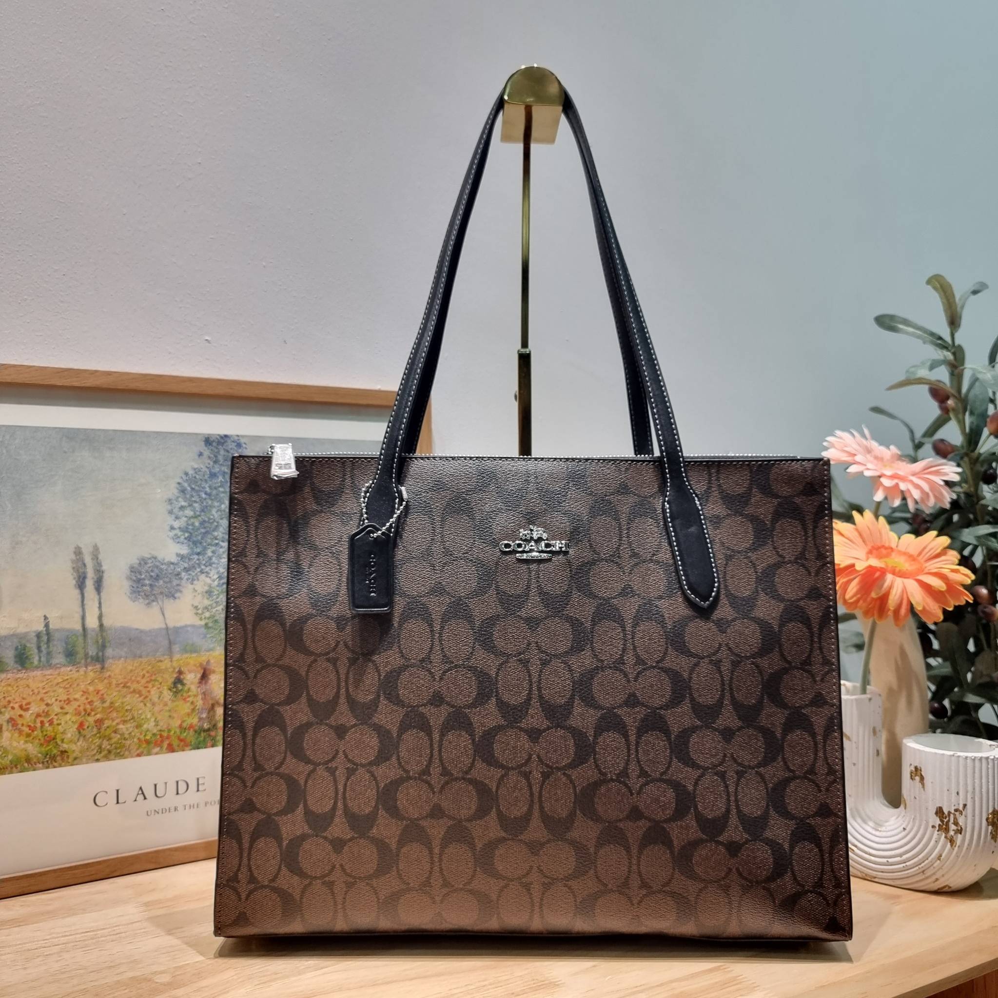 COACH NINA TOTE IN SIGNATURE CANVAS CL399 พร้อมส่ง 2 สี กระเป๋าโท้ทสะพายไหล่ ใบใหญ่ คอลเลคชั่นใหม่ ตอบโจทย์คนที่ชอบใส่ของเยอะๆได้อย่างดี ดีไซน์รูปทรงคลาสสิค เรียบหรู