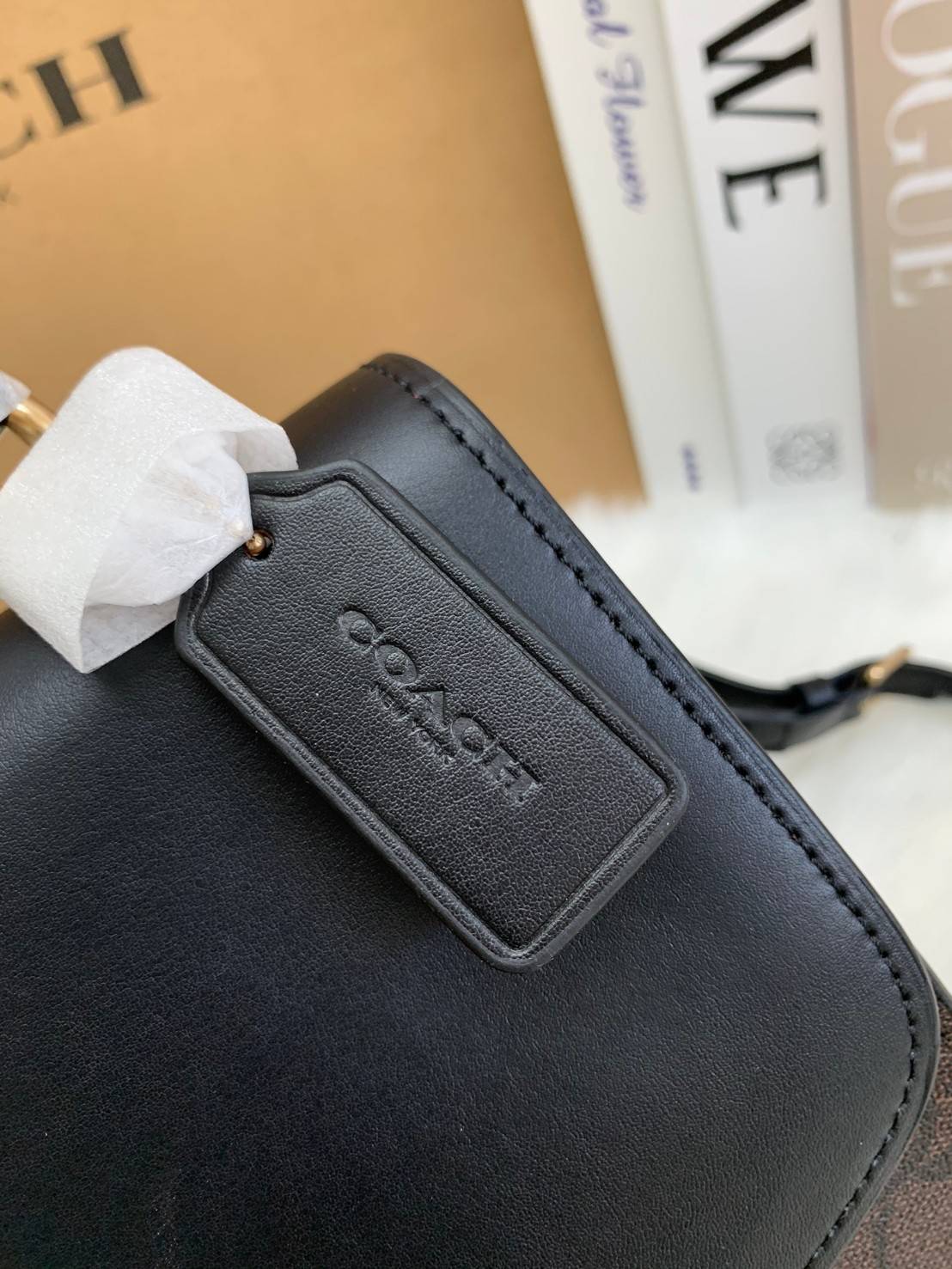 สวย หรู ดูดี รุ่นนี้กัยเลยค่า!! COACH TILLY TOP HANDLE SATCHEL IN SIGNATURE ((76620)) พร้อมส่งความสวย ห้ามพลาดค่ะ! กระเป๋าหิ้ว//คล้องมือ//สะพายข้างได้ ทรงสวย หนังแท้เรียบ+ลายCได้สวยงามค่ะ เปิดปิดกระเป๋าแบบหมุนล็อค ภายในมีช่องหลักใส่ของ2ช่อง สามารถใส่กระเป