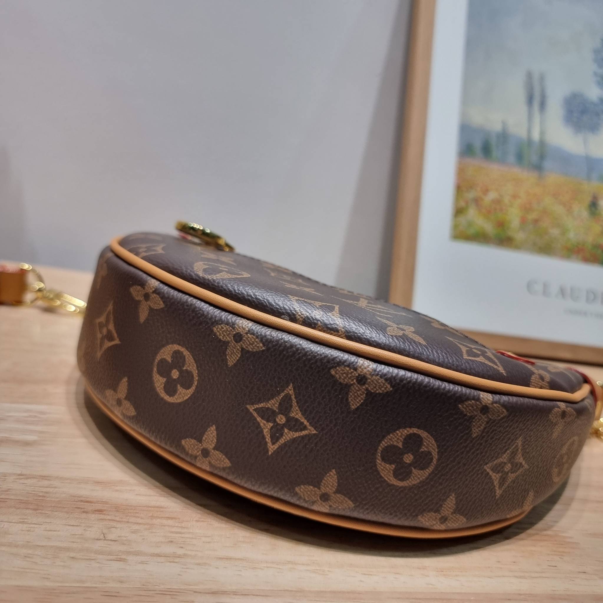 LV loop bag New in!! กับ box set ชวนสะสม ที่จับเอารุ่นยอดฮิต มามิกซ์รวมกับไอเท็มสุดคุ้มของมันต้องมี!! จัดเรียงให้อยู่ในกล่องสุดหรู ไม่ว่าจะตัวกระเป๋า กระเป๋าสตางค์ กระเป๋าจิ๋ว ใบไหนๆก็นำมาใช้งานได้จริง คุ้มค่ามากๆ แถมฟรี! ริบบิ้นลายลิมิเต็ด รวมรวบไว้ให้ได