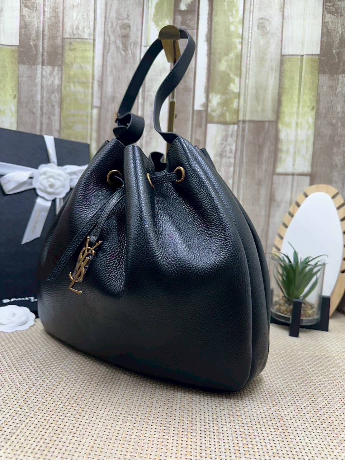 ORI หนังแท้ | YSL PARIS VII small hobo in grained leather / YSL Bucket Bag กระเป๋าสะพายทรงโฮโบบัคเก็ต งานหนังแท้ลายเกรน ฟังก์ชั่นสุดเลิศพร้อมเชือกรูด ดีไซน์รูปทรงใช้งานง่าย ภายในโล่งกว้างมาก