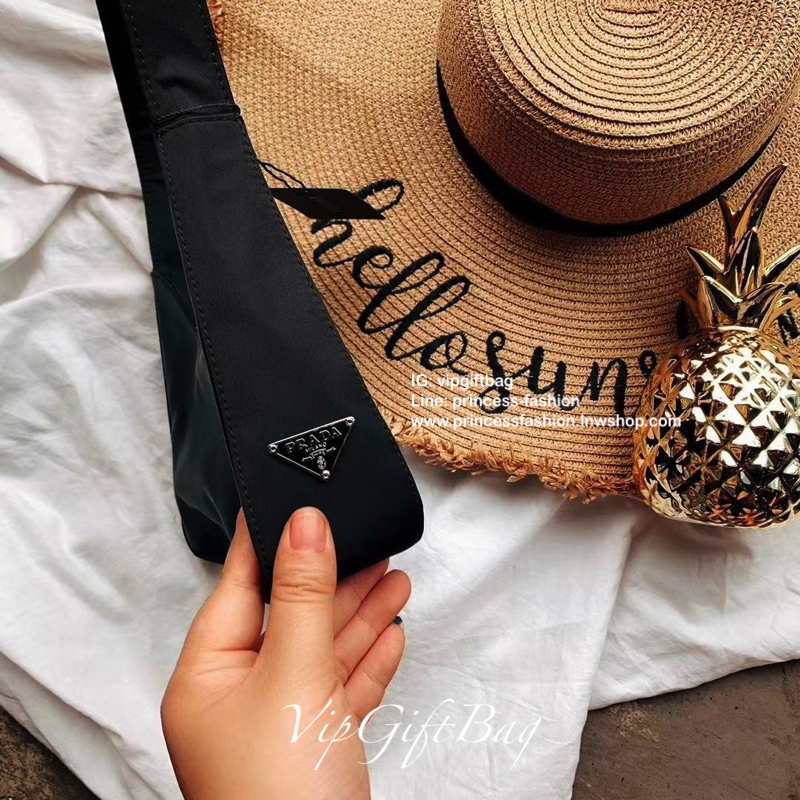 สไตล์คล้องแขนรุ่นใหม่ จากแบรนด์ Prada ขนาดกะทัดรัด แต่ใส่ของได้เยอะคะ ใสกระเป๋าตังยาว ได้สบายๆคะ จะคล้องมือ คล้องแขน สะพายไหล่ แบบไหนก็สวยหรูเหมือนกันคะ ทรงออกแบบมาเพื่อ สาวๆเลยคะ สวยหรูดูแพงมากคะ ทางร้านคอนเฟริมเลยคะ ด้านข้างมีโลโก้แบรนด์ สะดุดตา ดูแพงมา