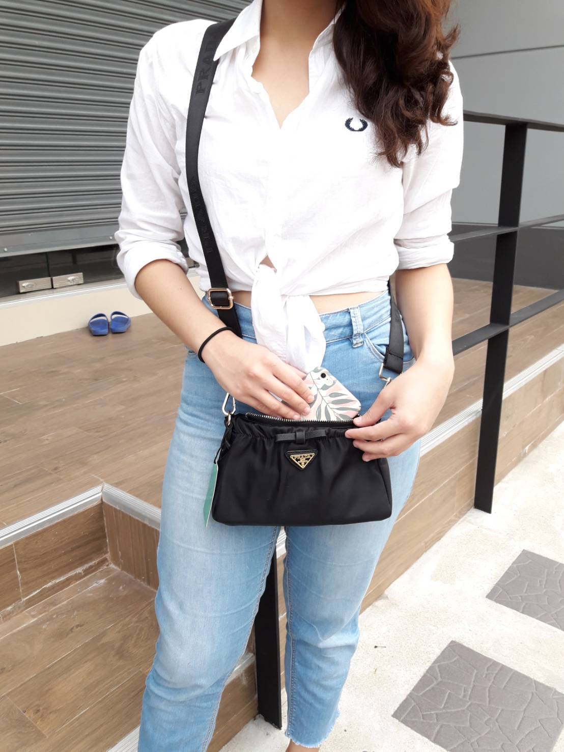 New arrival! **งานไซส์น่ารัก จากงานพรีเมี่ยมกิ้ฟ เคาเตอร์ต่างประเทศ Prada มีมาให้จับจองคะ รุ่นยอดฮิตที่สาวๆตามหากัน ภายนอกจับจีบปากกระเป๋า ดีมาก วัสดุผ้าNyonกันน้ำ เปิด/ปิดด้วยซิป สามารถคล้องมือเกร๋ๆ หรือจะถือเป็นครัชก็ไฮโซไปอี้ก ภายในเย็บติดป้ายหนังแบรนด