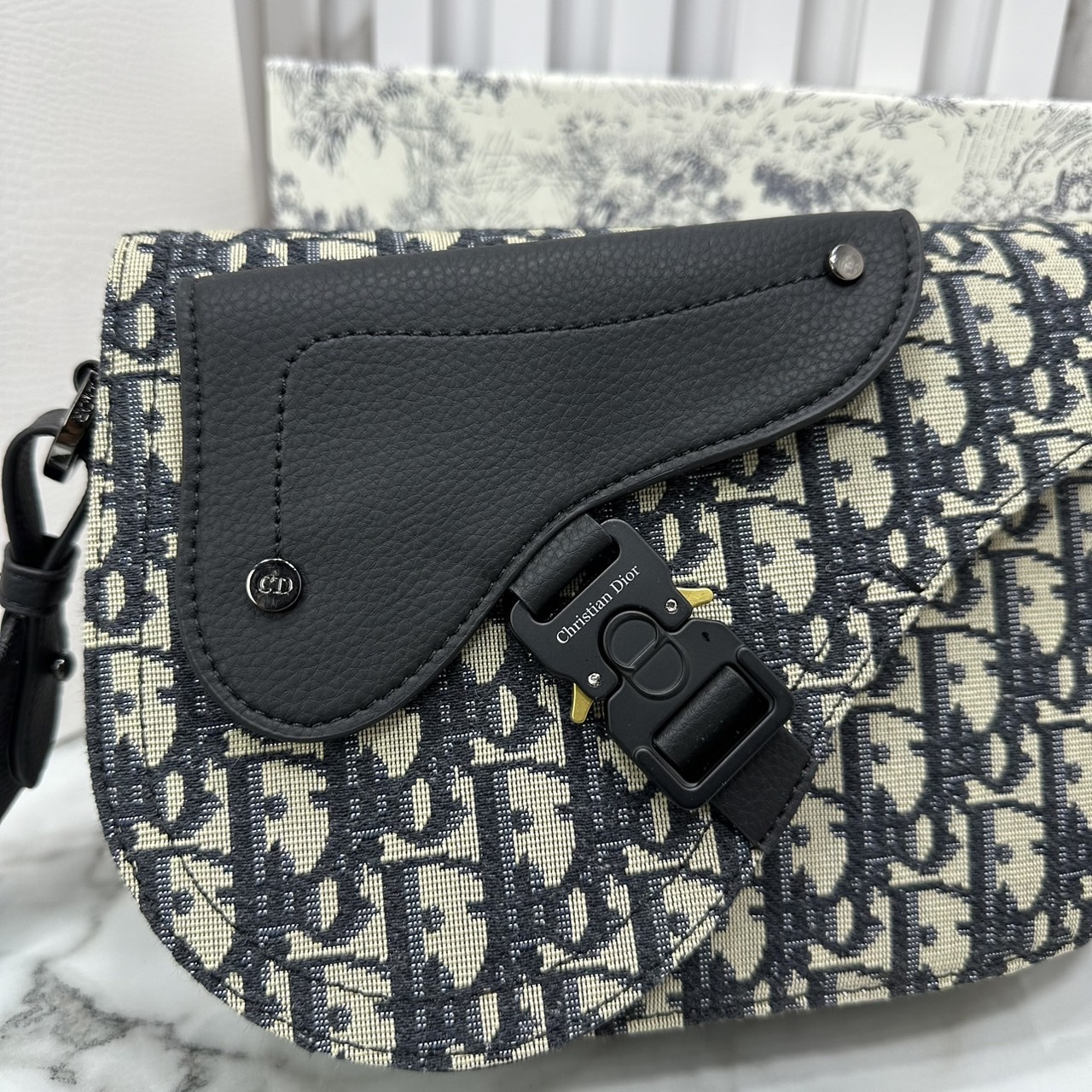 DIOR Saddle Messenger Bag Oblique Jacquard and Grained Leather กระเป๋าสะพาย Saddle pouch คู่ใจท่านชาย เอกลักษณ์ที่หรูหราตลอดกาล เกรดออริ 1:1