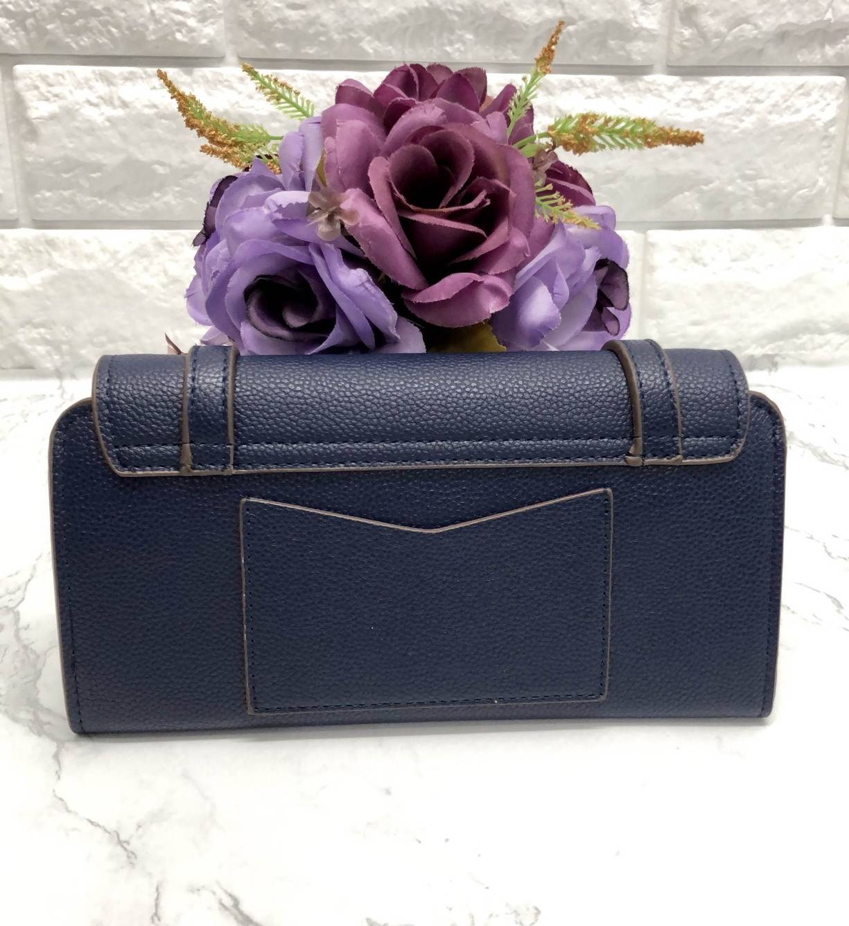 New arrival !!! CHARLES & KEITH STRAP DETAIL LONG WALLET BAG พร้อมส่งกระเป๋าสตางค์รุ่นใหม่ชนช็อป วัสดุหนังคาร์เวียสวย ดีไซน์เก๋แบบสายหนังคาดด้านหน้า เปิดปิดกระเป๋าแบบแม่เหล็ก ภายในมีช่องใส่ธนบัตร และช่องใส่บัตรถึง 10 ช่อง มีช่องซิปกลาง ด้านหลังกระเป๋ามีช่