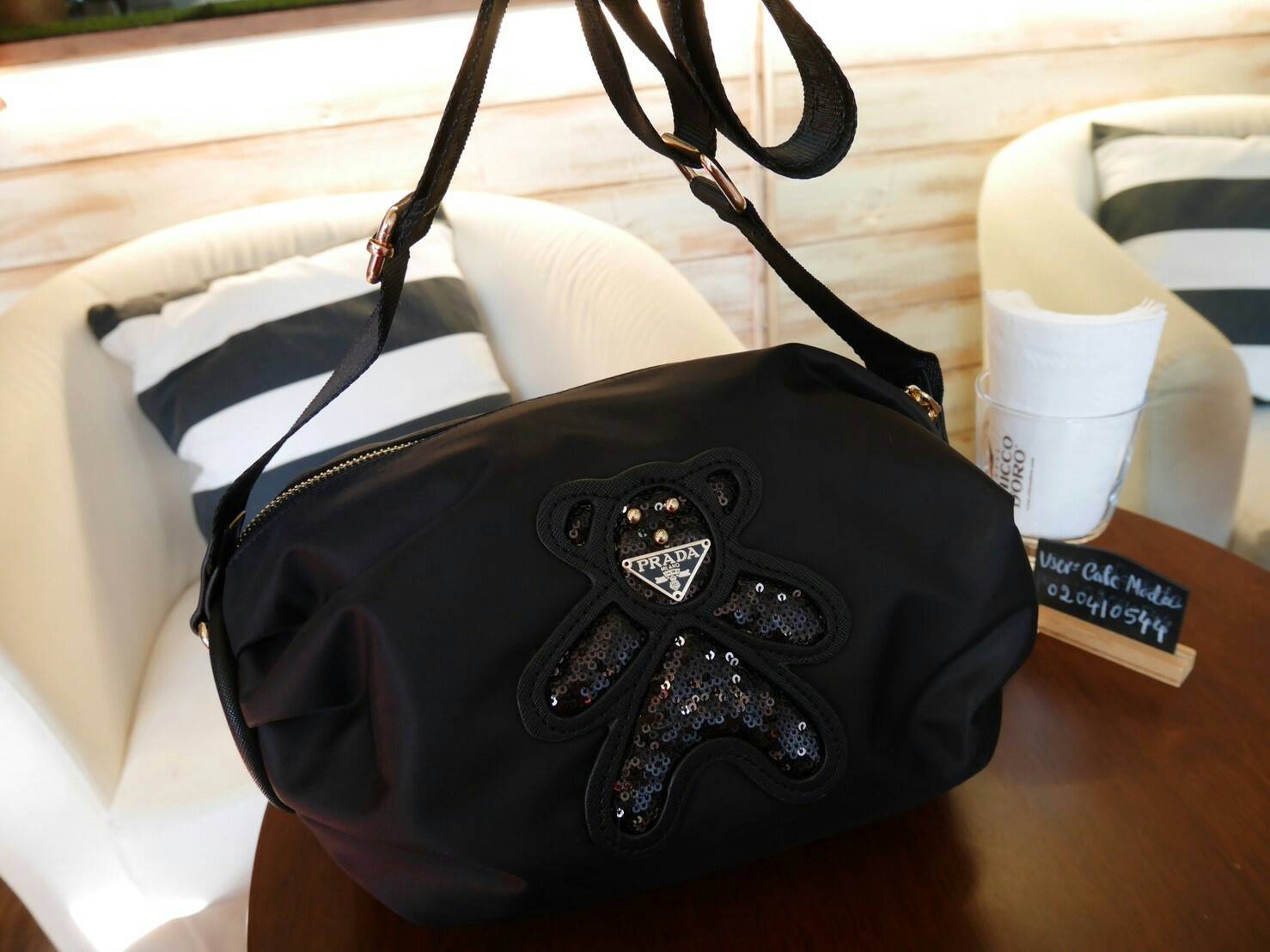 มาแล้วค้า! PRADA NYLON CROSSBODY BAG กระเป๋าสะพายพรีเมี่ยมกิ้ฟจากเคาน์เตอร์ต่างประเทศ Limited edition วัสดุ Nylon เนื้อหนาคุณภาพดีตามแบบฉบับแบรนด์ ขนาดใหญ่ จุได้เยอะ น้ำหนักเบา ด้านหน้าเป็นลายหมีปั๊กกลิ้ตเตอร์โลโก้แบรนด์อะไหล่ทองหรู ภายในซับ Polyester 100