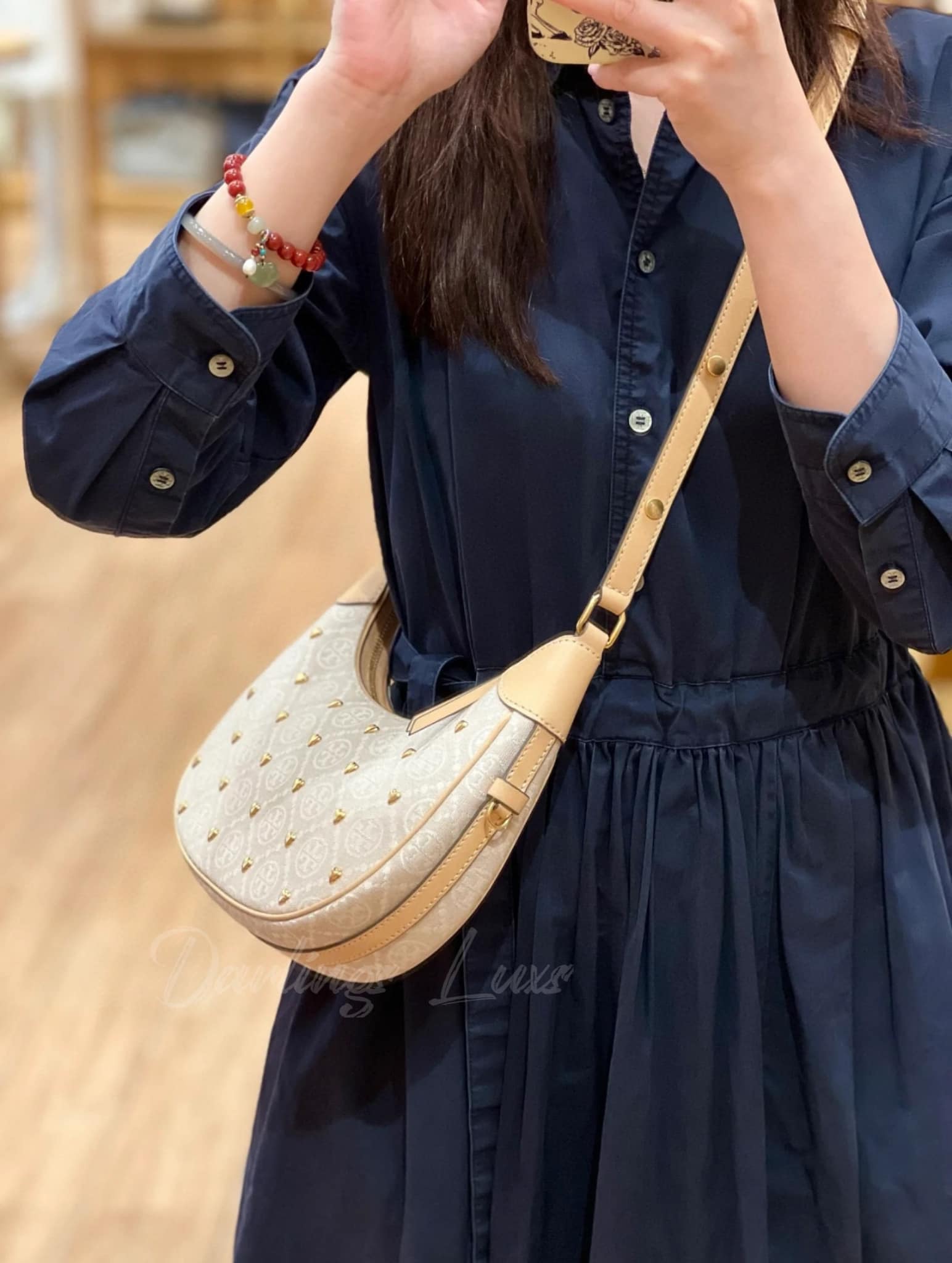 TORY BURCH T Monogram Crescent Bag NEW IVORY MULTI กระเป๋าทรงพระจันทร์เสี้ยวแต่งหัวใจสีทองสวยหรู น่ารักรุ่นใหม่ล่าสุด เกรดท็อปออริ เทียบแท้ 1:1 เกรดดีสุด