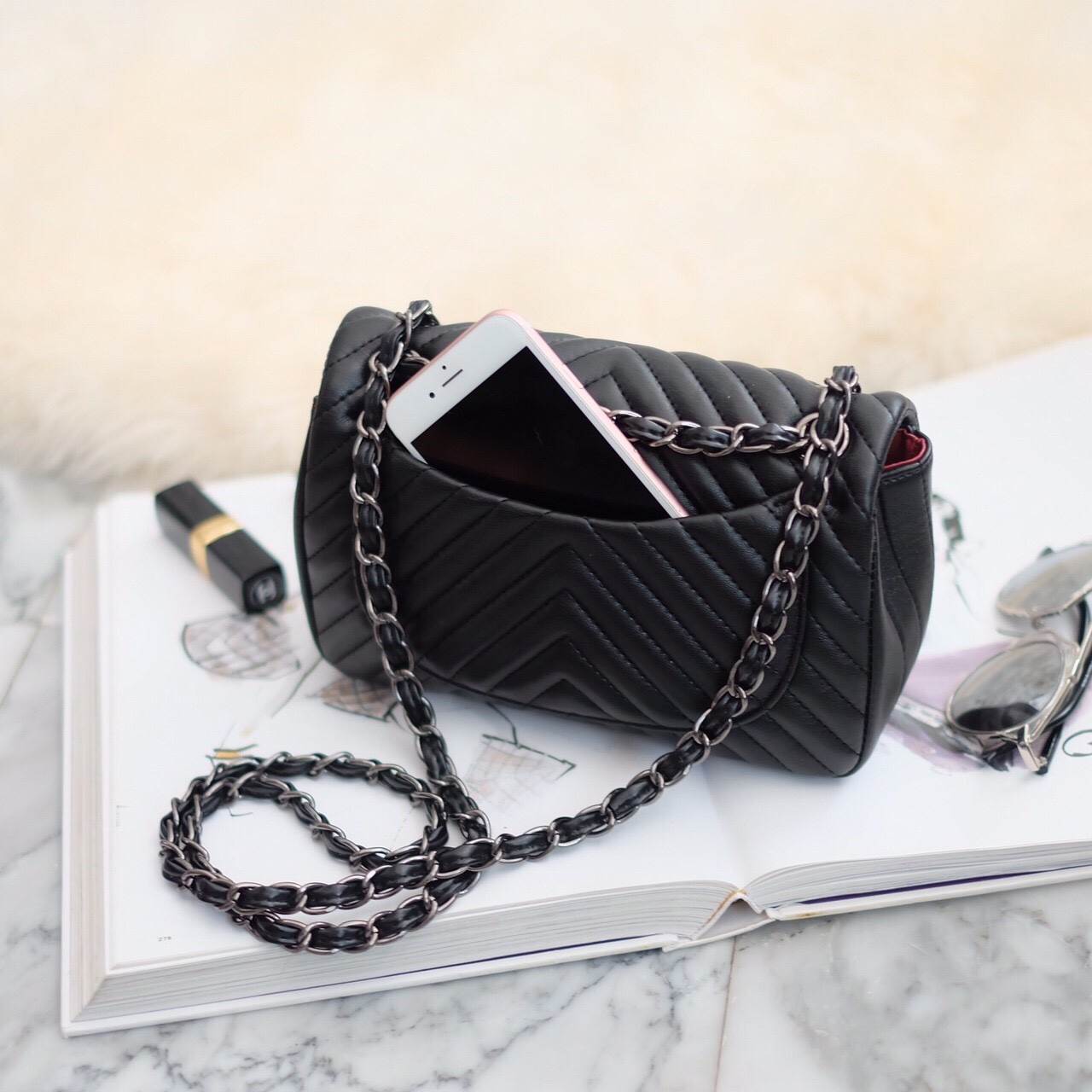 นยอดฮิต มี Size 8” เข้าใหม่ค่า (อะไหล่เทารมควัน) แต่งกับลุค casual กางเกงยีนส์ รองเท้าผ้าใบ แมทช์มากค่า • KEEP shoulder chevron chain handbag สวย มากๆ เลยน๊า กระเป๋าอยู่ทรง หนังแกะนิ่มมากคะ สายโซ่สะพายสบายคะ สายปรับ สั้น ยาวได้คะ มีช่องใส่ของจุกจิกหลายช่อ