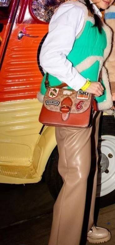 OUTLET 】COACH BEAT SHOULDER BAG IN SIGNATURE CANVAS WITH PATCHES (C6837) ไหวมั้ยเนี้ย!! สวยฟาดอีกแล้วนะยูวว 🤩🌺คอลเลคชั่นใหม่สุดปัง อลังเวอร์!//กระเป๋าถือ สะพายไหล่ลาย SIGNATURE ตกแต่งความเก๋ด้วยแผ่นแปะลวดลายที่มีเฉพาะจาก COACH คอลเลคชั่นนี