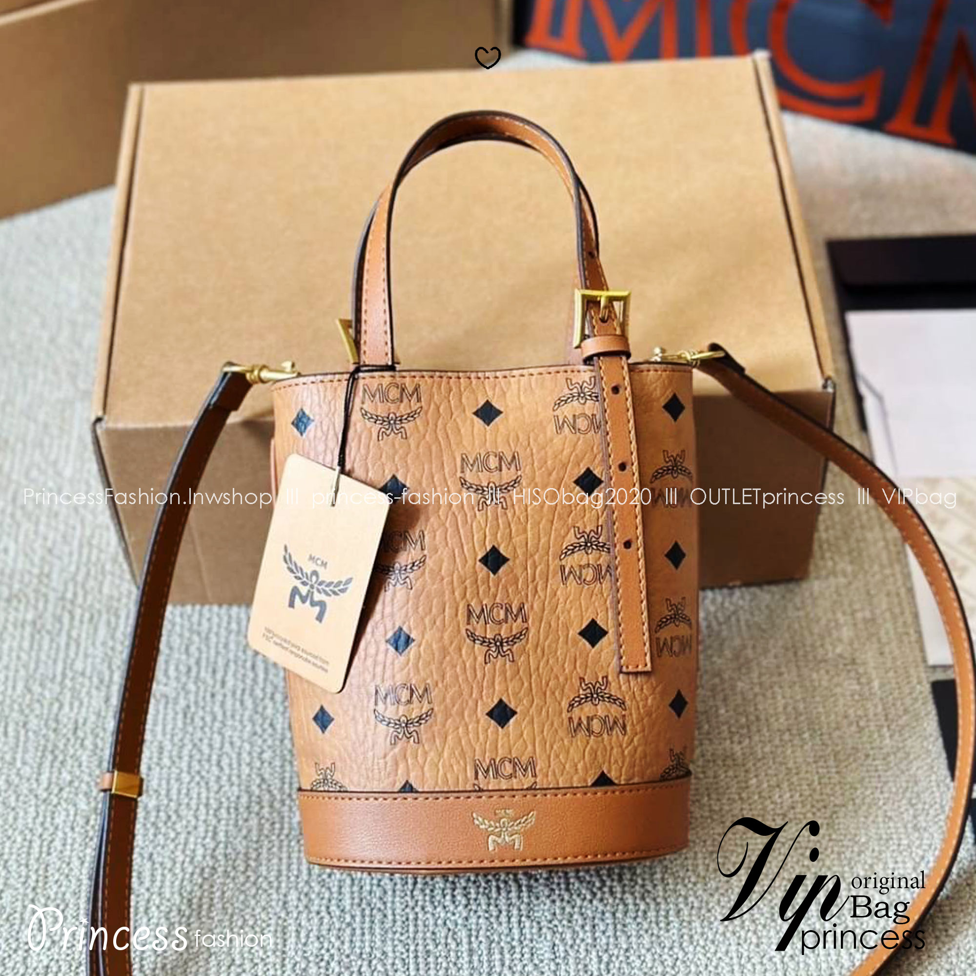 ORI | M.C.M AREN BUCKET TOTE IN VISETOS กระเป๋าทรงบัคเก็ตใหม่ล่าสุดมาแรง ขนาดกำลังสวย ดีไซน์รูปทรงออกมาให้ใช้งานง่าย มีหูจับในตัวที่ปรับได้เล็กน้อย คล้องแขนได้สบายๆ