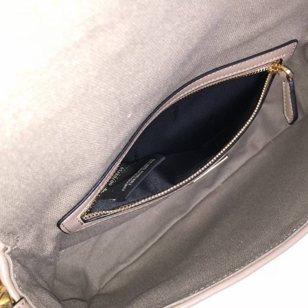 หนังแท้ Fendi Baguette bag in canvas with FF monogram medium กระเป๋าสะพายอันเป็นเอกลักษณ์ งานหนังแท้พร้อมทอลายนูน FF ที่มีการปักแบบทูโทน ตัดแต่งด้วยหนังและประดับด้วยตัวล็อค FF มาพร้อมสาย 2 แบบ สำหรับคล้องแขน และสายครอสบอดี้สีทูโทน ภายในเป็นช่องโล่ง ใส่โทร