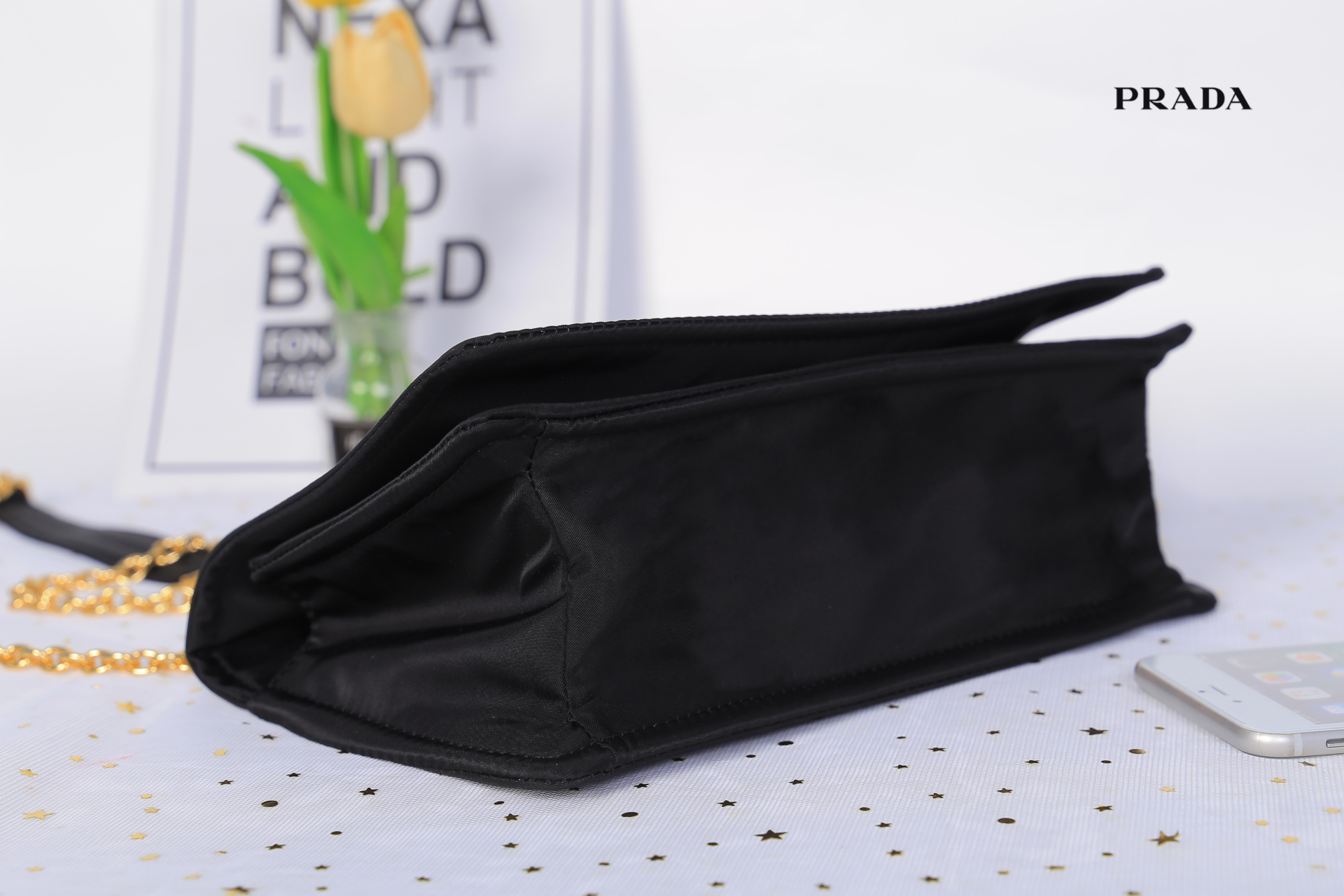 Prada Logo Shoulder bag / Prada Tessuto Nylon Chain Flap Bag กระเป๋าสะพายไหล่ หรือดึงเป็นสายยาวสะพายเป็น Crossbody เหมาะกับสาวๆสุดแซ่บมากๆๆเลยค่ะ วัสดุทำจากผ้าไนล่อน อะไหล่ทองทั้งใบ เปิด-ปิดด้วยกระดุมแม่เหล็ก ด้านหน้าประดับโลโก้แบรนด์ ด้านในแบ่งเป็น 1 ช่อ
