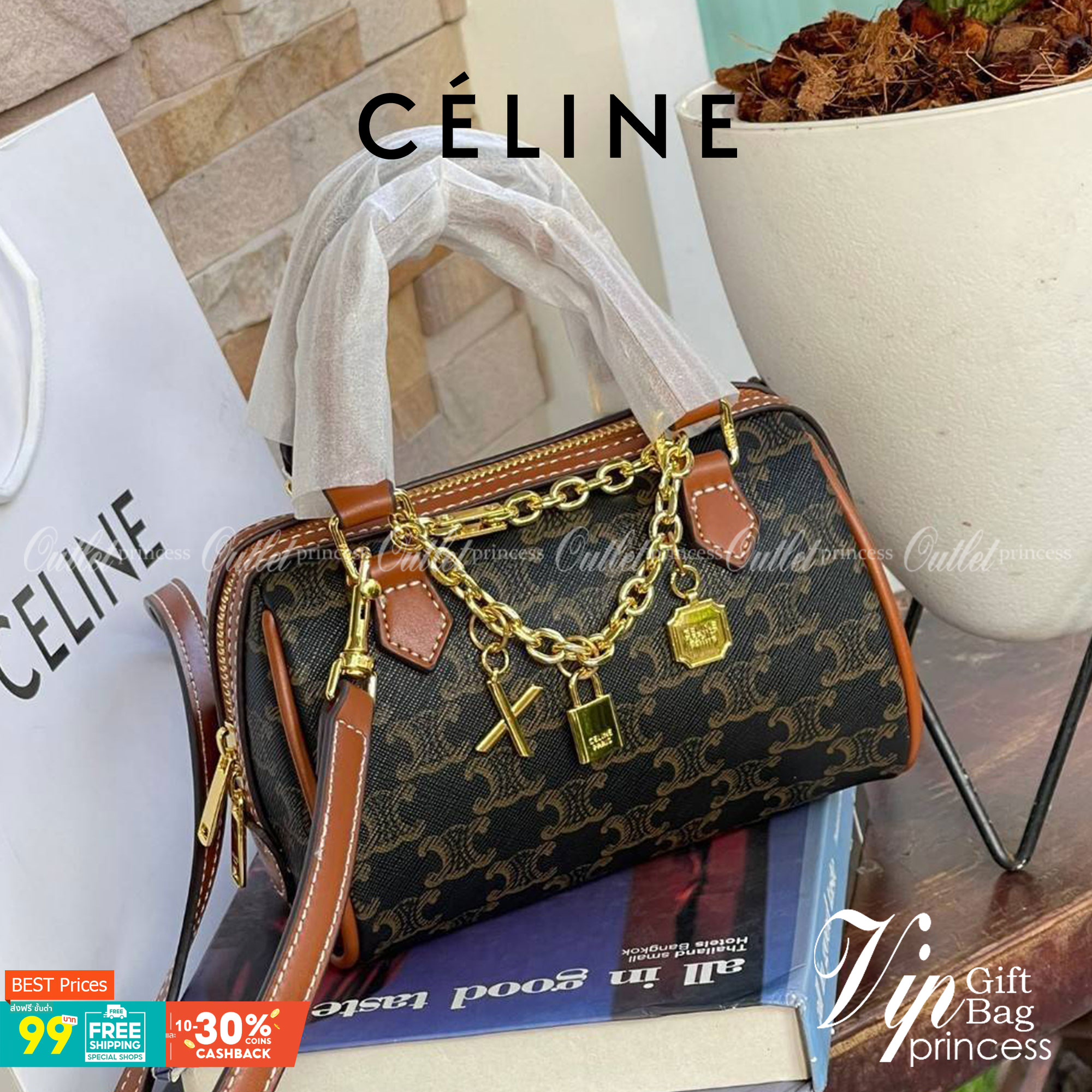 CELINE MINI BOSTON BAG IN TRIOMPHE CANVAS กระเป๋าทรงหมอนขนาดกะทัดรัด เป็นทรงฉิตตบอดกาลไม่มีเอ้าท์ ถือหรือสะพายได้อย่างคล่องตัว ภายในสามารถบรรจุสิ่งของที่จำเป็น สิ่งที่โดดเด่นของกระเป๋าหนังลาย Triomphe ที่ได้รับความนิยมอย่างแพร่หลาย มีอะไหล่ทองประดับเพิ่มม