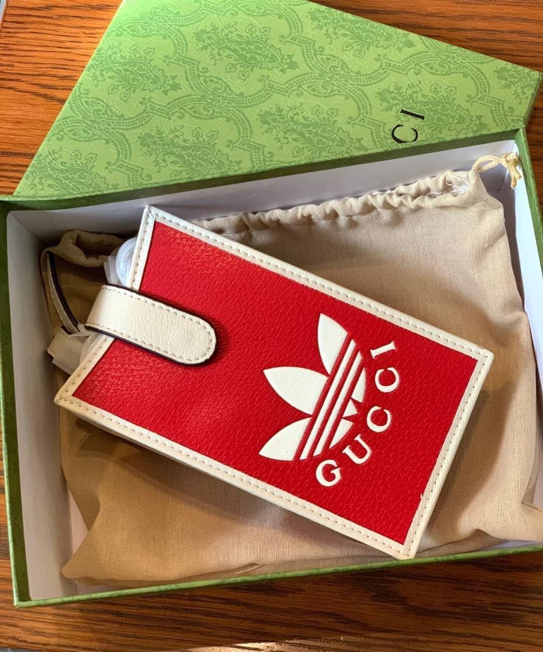 adidas x Gucci phone case ไม่มีได้ยังไง หนุ่มๆสาวๆต้องมีติดตัวค่ะ กระเป๋าใส่มือถือ มีโลโก้แบรนด์แบบนูนอันเป็นสัญลักษณ์ของคอลเลคชั่นนี้เลยค่ะ