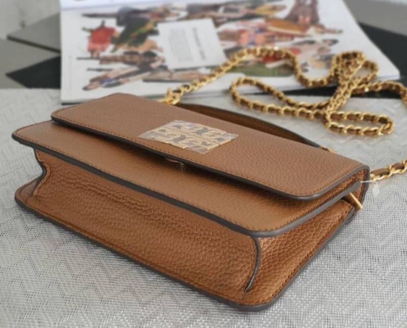 TORY BURCH BRITTEN MINI TOP HANDLE BAG พร้อมส่งที่ไทย กระเป๋าสะพาย Crossbody วัสดุหนังวัวแท้ การออกแบบเรียบง่าย ยังคงความหรูหราเอาไว้ มาพร้อมสายยาวโซ่อะไหล่ทองสลับหนัง ถอดออกได้ ตอบสนองการใช้งานได้ดี มีหูหิ้วด้านบนสามารถใช้งานได้ในหลายโอกาสค่ะ