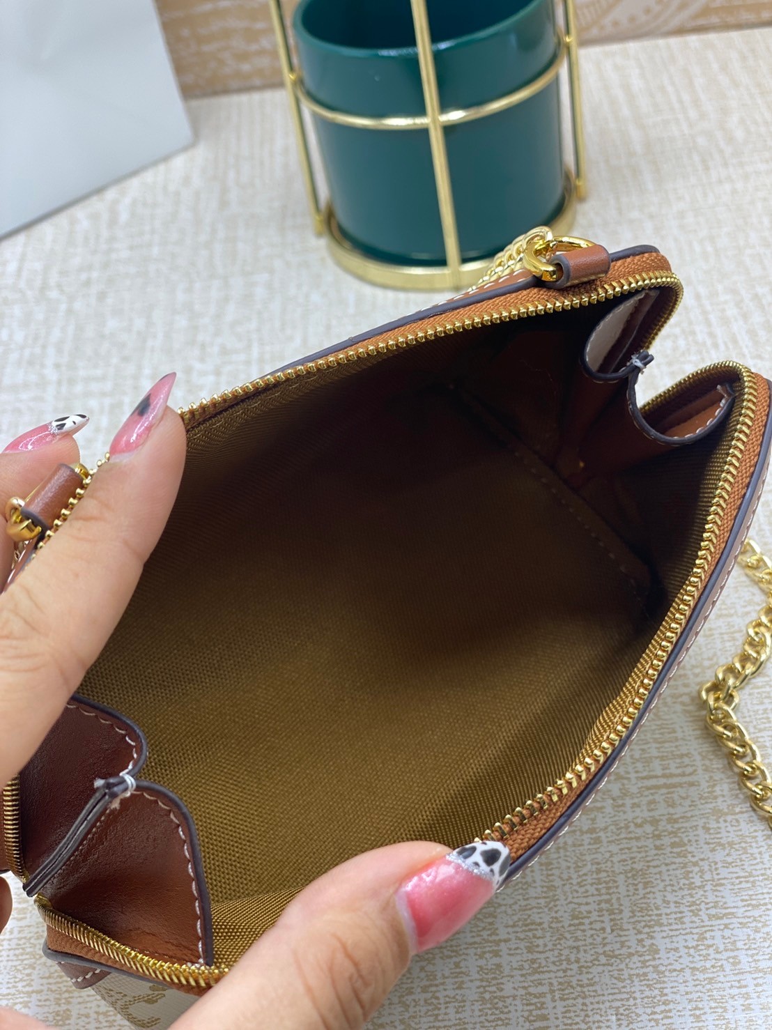 CELINE POUCH 16cm / CELINE TRIOMPHE Triumphal Arch Canvas / CELINE CLUTCH WITH CHAIN กระเป๋าคลัทช์ดีไซน์เรียบหรูออกแบบมาได้อย่างลงตัว พร้อมสายสะพายโซ่ทองสุดหรู ด้วยรูปทรงที่สวยงามและทันสมัย