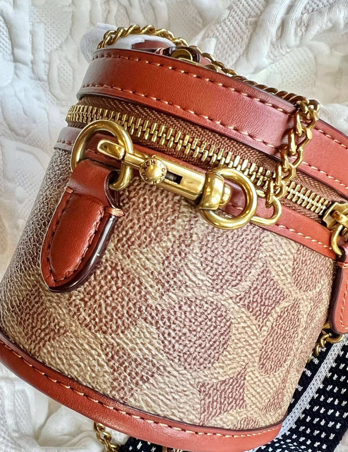 COACH TRAIL CROSSBODY 12 IN SIGNATURE CANVAS CE768 // CE769 มอบเป็นของขวัญปีนี้ รุ่นนี้ต้องเข้าแล้วล่ะคะ พร้อมส่งที่ไทยจำนวนจำกัด! ได้ล๊อตเปิดตัวราคาดีสุดมาค่ะ🎁มอบทันใช้ในช่วงเทศกาลปีใหม่นี้กันค่าา สวยไร้ที่ติ ✔️กระเป๋าใส่ของจำเป็นจุกจิก หน