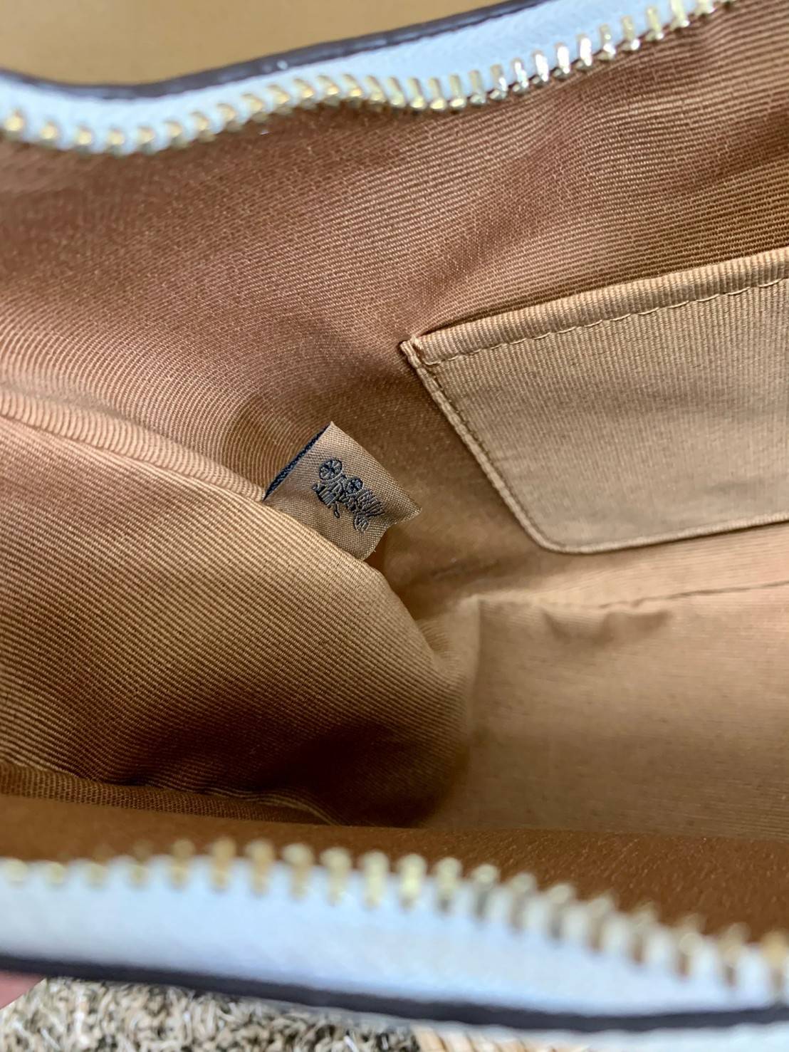 COACH BAILEY HOBO WITH WHIPSTITCH ((C4108//C1322)) พร้อมส่งที่ไทย!! สวยจริงไม่จกตาแน่นอนค่าา กระเป๋าทรงโค้ง ใช้แบบหิ้วหรือคล้องไหล่ก็ดูดี ใช้วัสดุหนังแท้ชั้นดี หนังสวยมากๆค่ะ ด้านหน้าใช้อะไหล่แบรนด์ตัวใหญ่ หรู ดูสะดุดตามีเดียว