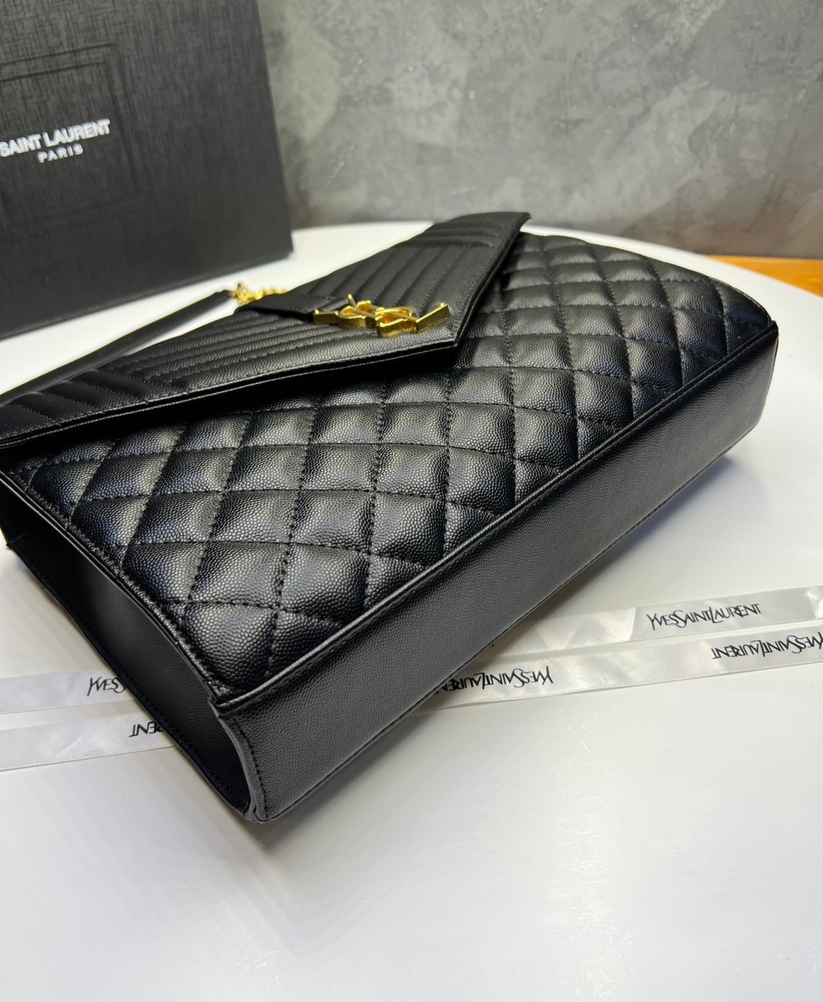 หนังแท้ YSL Saint Laurent Large Cassandra quilted shoulder bag กระเป๋าสะพายใบใหญ่ ดีไซน์ทรงสวยหรู ตอบโจทย์ได้ทุกสไตล์ ภาพสินค้าถ่ายจากงานขายจริง ใช้งานต่างประเทศได้