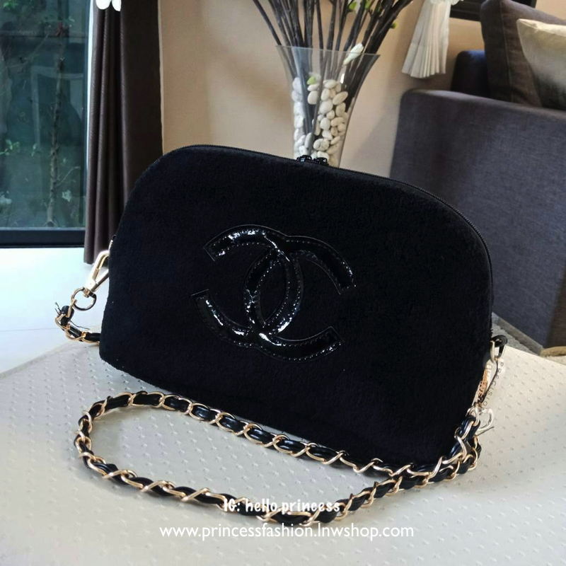 New Arrival!! อีกหนึ่งทรงขายดี กับรุ่นนี้คะ Chanel Precision wolf crossbody bag with chain กระเป๋าทรงโดมผ้าวูฟขนนุ่มเต็มใบ ด้านหน้าปักโลโก้CC หนังแก้วสวยหรู ด้านในเปิดปิดด้วยซิปบุผ้าสีแดงปั้มแบรนด์สวยหรู สายโซ่อะไหล่รมควัน ถอดถือเป็นคลัชต์ออกงานได้! 2IN1 
