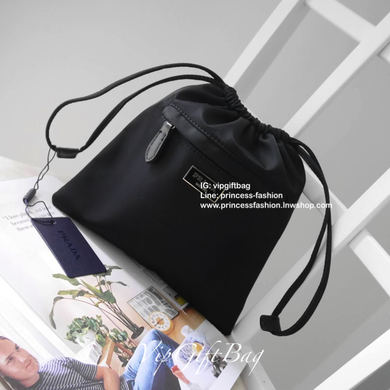 มาใหม่ค้าา กระเป๋าอเนกประสงค์ ทรงหูรูด จากแบรนด์ PRADA เป็น กระเป๋าผ้าไนล่อนเต็มใบ กันน้ำได้ ด้านหน้าประดับโลโก้โลหะแบรนด์ด้านหน้า พร้อมช่องซิปใส่ของได้อีกช่อง ด้านในบุผ้าปั้มแบรนด์ มีช่องใส่บัตรได้อีกช่อง กว้างขวาง ใส่โทรศัพท์ได้ทุกรุ่น ใส่คสอ.พกพาได้สะด